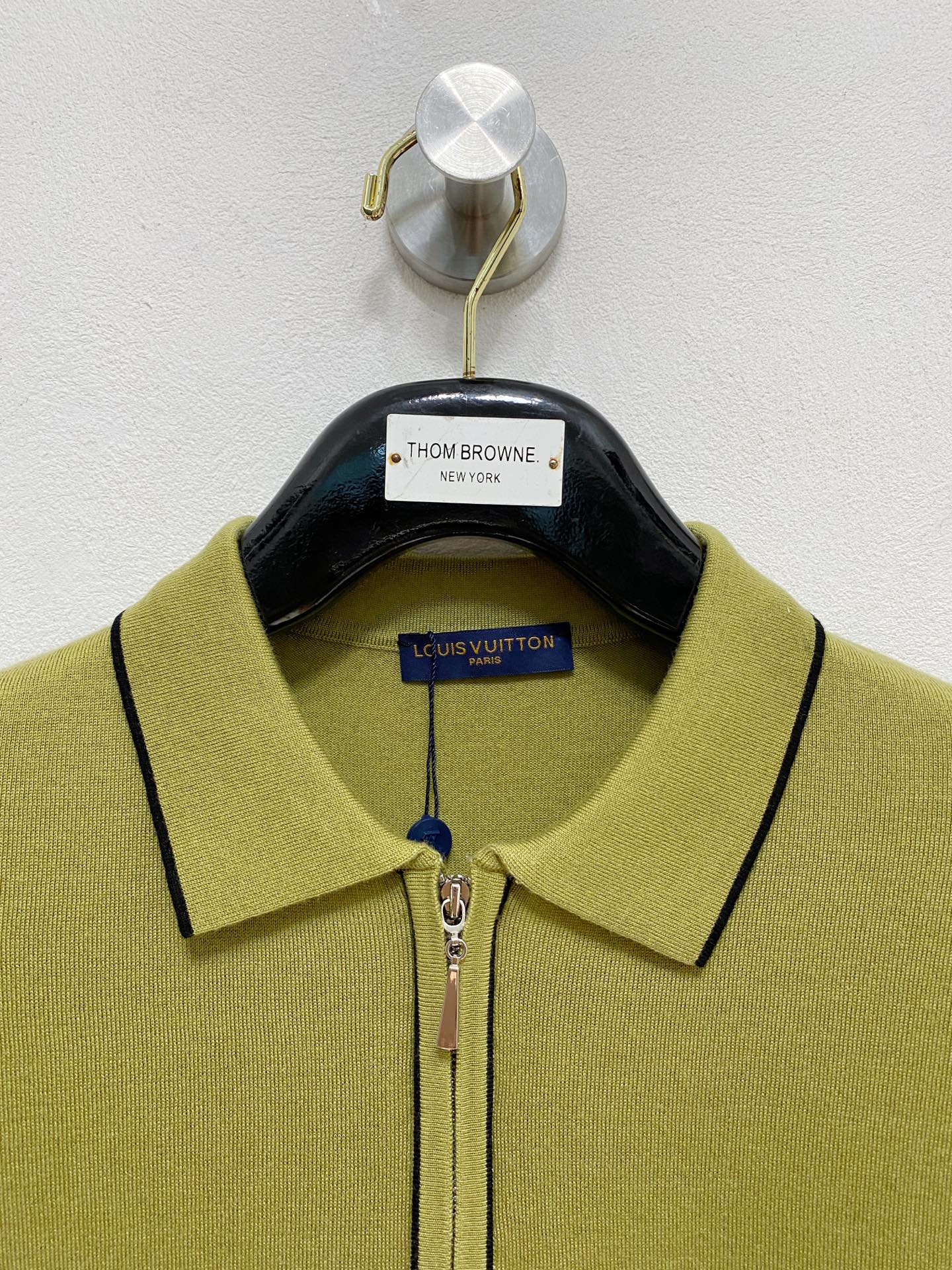 LV 🇫🇷2025新款男士经典针织Polo衫系列 进口针织面料呈现。轻盈柔软的面料经过成衣染色，营造出优