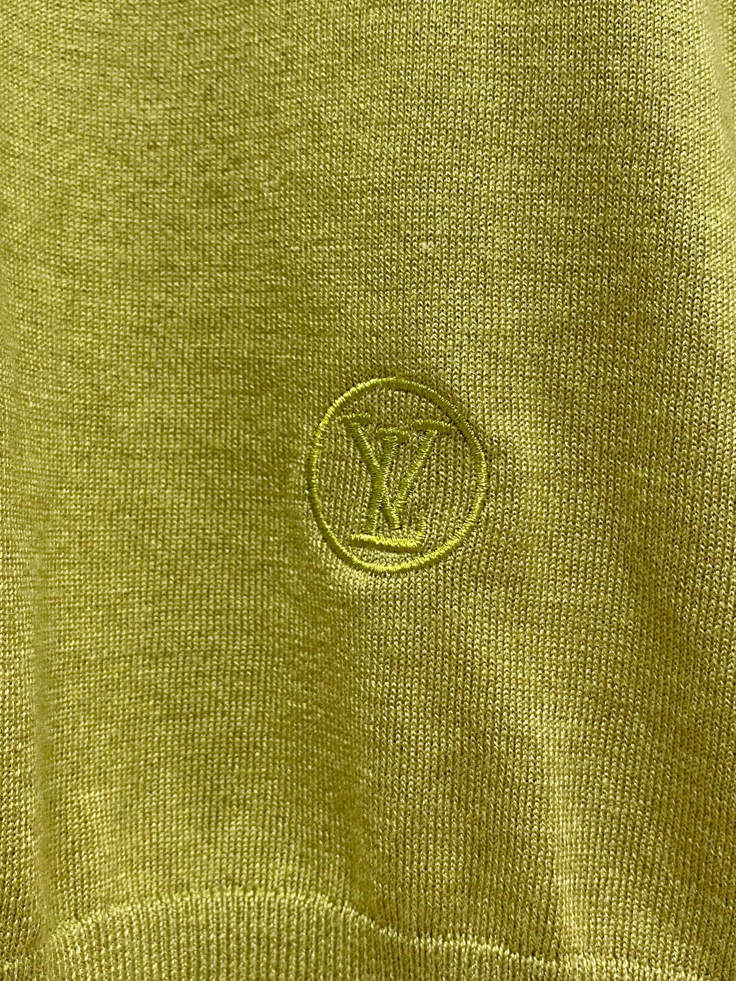 LV 🇫🇷2025新款男士经典针织Polo衫系列 进口针织面料呈现。轻盈柔软的面料经过成衣染色，营造出优