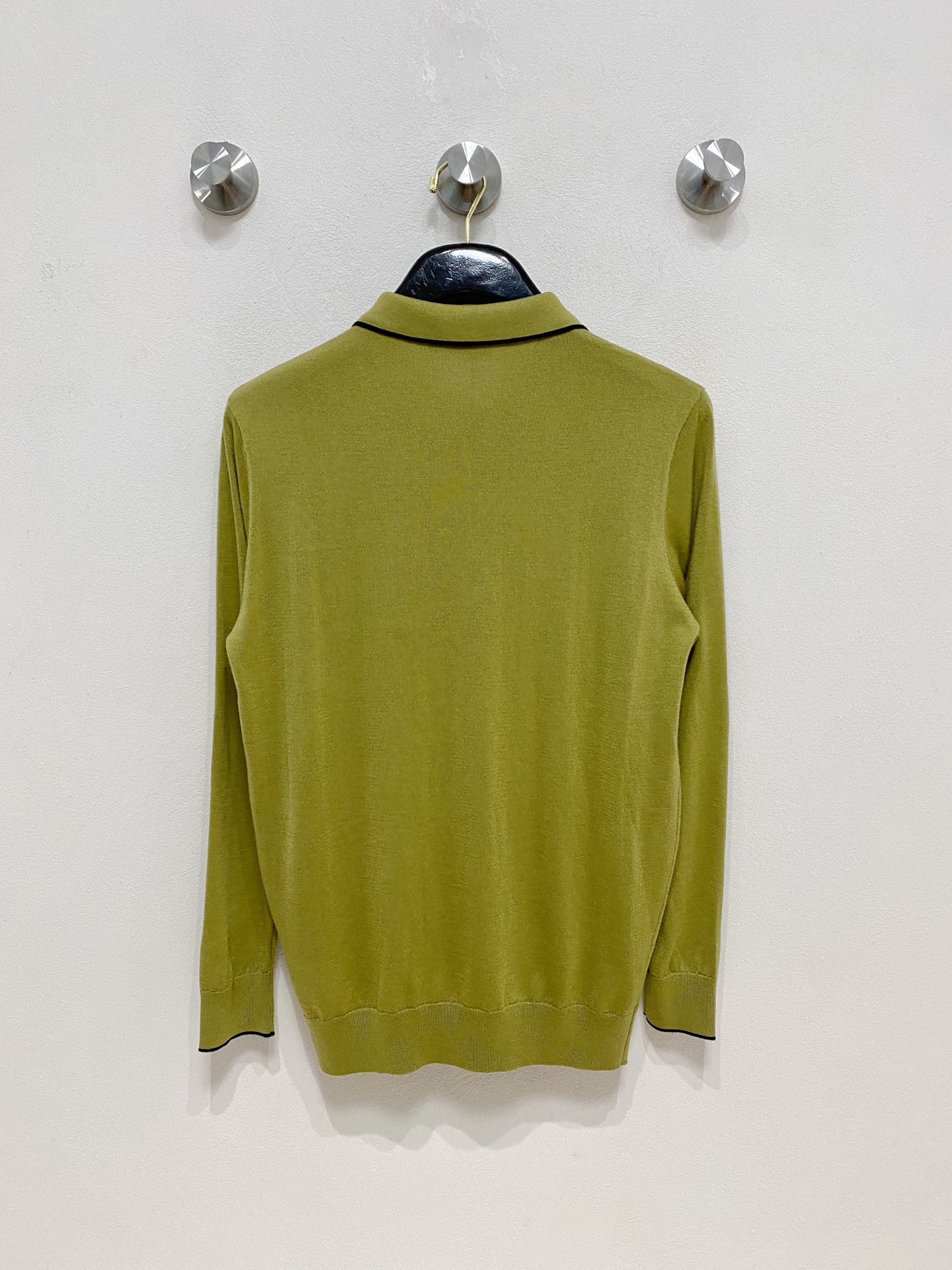 LV 🇫🇷2025新款男士经典针织Polo衫系列 进口针织面料呈现。轻盈柔软的面料经过成衣染色，营造出优