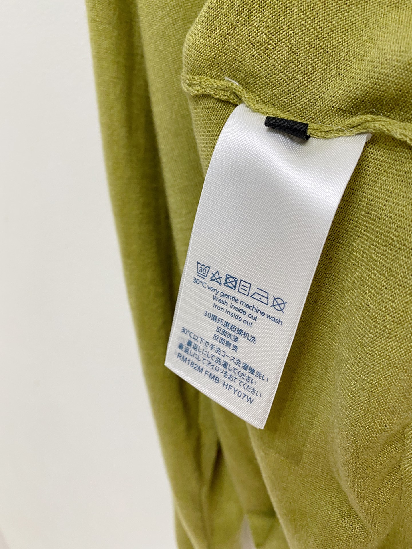 LV 🇫🇷2025新款男士经典针织Polo衫系列 进口针织面料呈现。轻盈柔软的面料经过成衣染色，营造出优