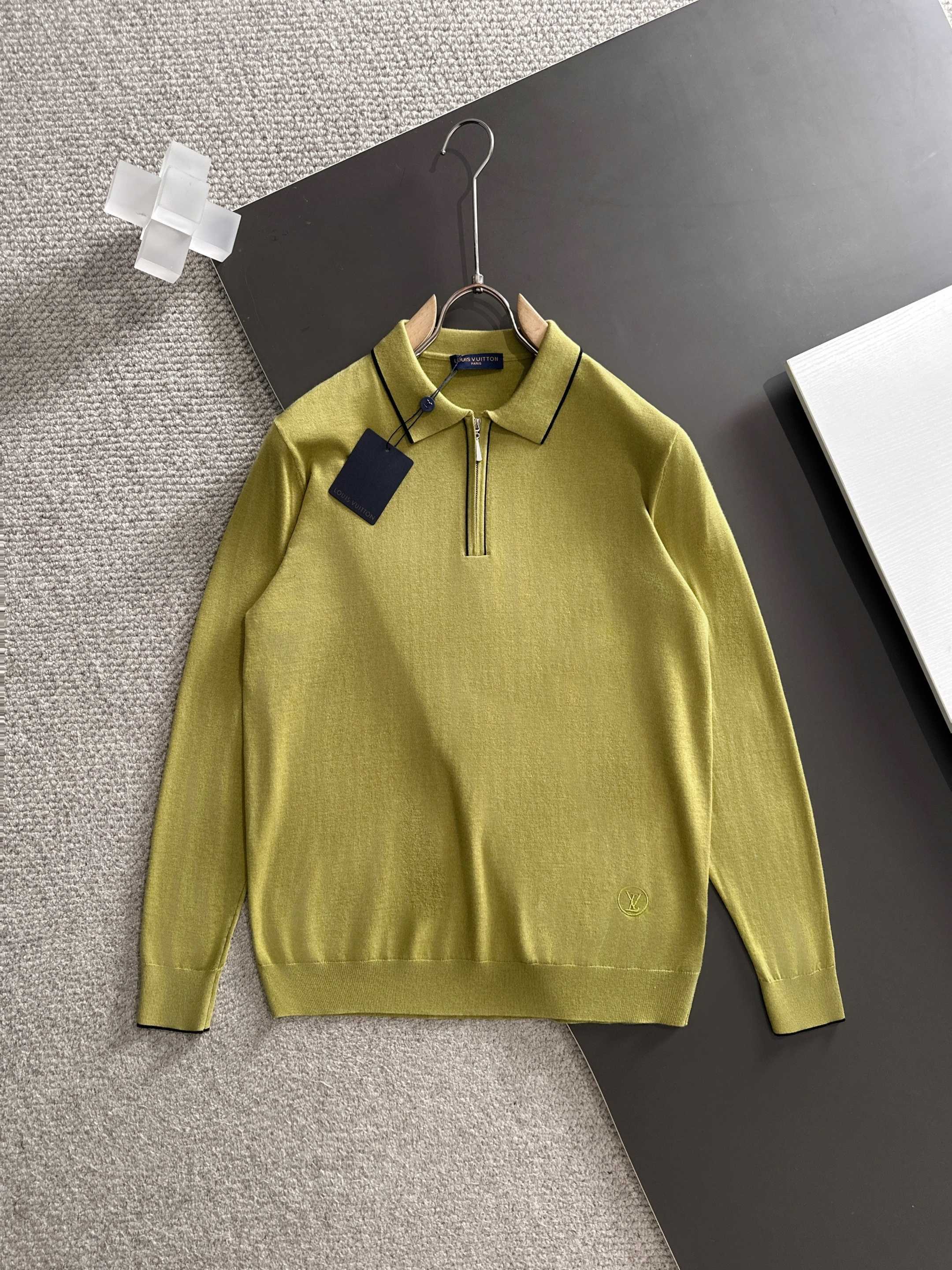 NO:729899,Support the new LV2025 men's cashmere sweater series after the new year. Imported knitted fabrics are presented. The light and soft fabric is garment-dyed to create an elegant texture. The original custom-made imported yarn is dyed. Custom-made rib collar. Contrast rib design at the hem. The classic style softens the inherent sportiness of the clothes. The versatile style makes it very suitable for single wear. All accessories are provided by customers. Made by customer-supplied yarn, thickness and regular warmth.  It is skin-friendly and delicate, does not make you sweaty, and is super comfortable. The solid color design makes the overall look stylish and stylish, suitable for both leisure and business!  Size M-3xL,,louis vuitton,19860909支持年后 LV2025新款男士经山羊绒针织衫系列 进口针织面料呈现.轻盈柔软的面料经过成衣染色,营造出优雅纹理,原版定制进口纱线色染 定制罗纹领口 起脚设计撞色罗纹 经典让衣服与生俱有的运动气息得以柔和.百搭风范令其非常适合单穿,所有辅料全部客供.客供纱制作,厚度和常规保暖 亲肤细腻不闷汗,超级舒服.纯色设计款,整体就是大气时尚,休闲商务都即可！ 码数M-3xL,,louis vuitton,,Men's clothing