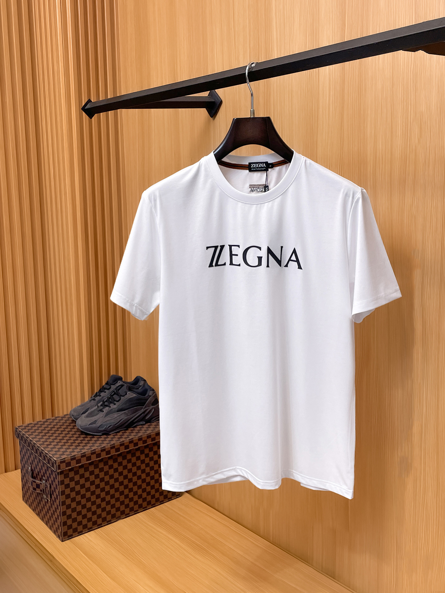 NO:735035,Zegna 2026 spring and summer new style debut counter latest short-sleeved round neck T-shirt, high-end custom design, avant-garde and fashionable!  The brand logo is designed with heavy craftsmanship. High-end customized mercerized long-staple cotton fabric. Soft to the touch. Comfortable to wear. Exquisite stitching at the counter level. Fine workmanship. The upper body effect is incomparably handsome!  A must-have item for a stylish man!  Color black white Size M-3XL Zegna 2026 spring and summer new launch counter latest short-sleeved round neck T-shirt High-end custom design avant-garde fashion!  The brand logo is designed with heavy craftsmanship. High-end customized mercerized long-staple cotton fabric. Soft to the touch. Comfortable to wear. Exquisite stitching at the counter level. Fine workmanship. The upper body effect is incomparably handsome!  A must-have item for a stylish man!  Color Black White Size M-3XL, T-shirt, tees, t-shirt,19860909Zegna 2026春夏新款首发专柜最新款短袖圆领T恤 高端订制 设计前卫时尚！品牌logo重工艺设计 高端定制丝光长绒棉面料.手感柔软.穿着舒适.专柜级别精致车线.做工精细.上身效果无敌帅气！型男必备单品！ 颜色黑色 白色 码数M-3XL Zegna 2026春夏新款首发专柜最新款短袖圆领T恤 高端订制 设计前卫时尚！品牌logo重工艺设计 高端定制丝光长绒棉面料.手感柔软.穿着舒适.专柜级别精致车线.做工精细.上身效果无敌帅气！型男必备单品！ 颜色黑色 白色 码数M-3XL,,T-shirt,tees，t-shirt,,Men's clothing