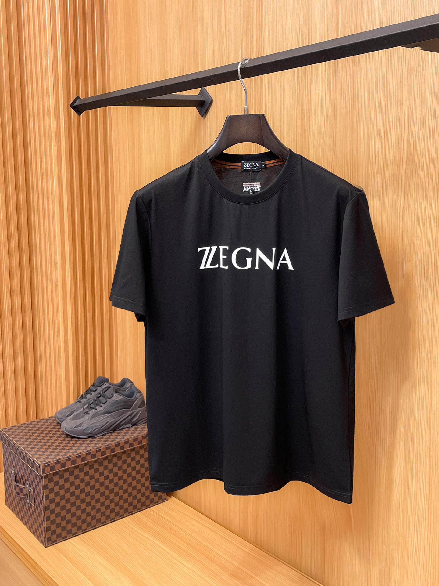 NO:735041,Zegna 2026 spring and summer new style debut counter latest short-sleeved round neck T-shirt, high-end custom design, avant-garde and fashionable!  The brand logo is designed with heavy craftsmanship. High-end customized mercerized long-staple cotton fabric. Soft to the touch. Comfortable to wear. Exquisite stitching at the counter level. Fine workmanship. The upper body effect is incomparably handsome!  A must-have item for a stylish man!  Color Black White Size M-3XL, T-shirt, tees, t-shirt,19860909Zegna 2026春夏新款首发专柜最新款短袖圆领T恤 高端订制 设计前卫时尚！品牌logo重工艺设计 高端定制丝光长绒棉面料.手感柔软.穿着舒适.专柜级别精致车线.做工精细.上身效果无敌帅气！型男必备单品！ 颜色黑色 白色 码数M-3XL,,T-shirt,tees，t-shirt,,Men's clothing