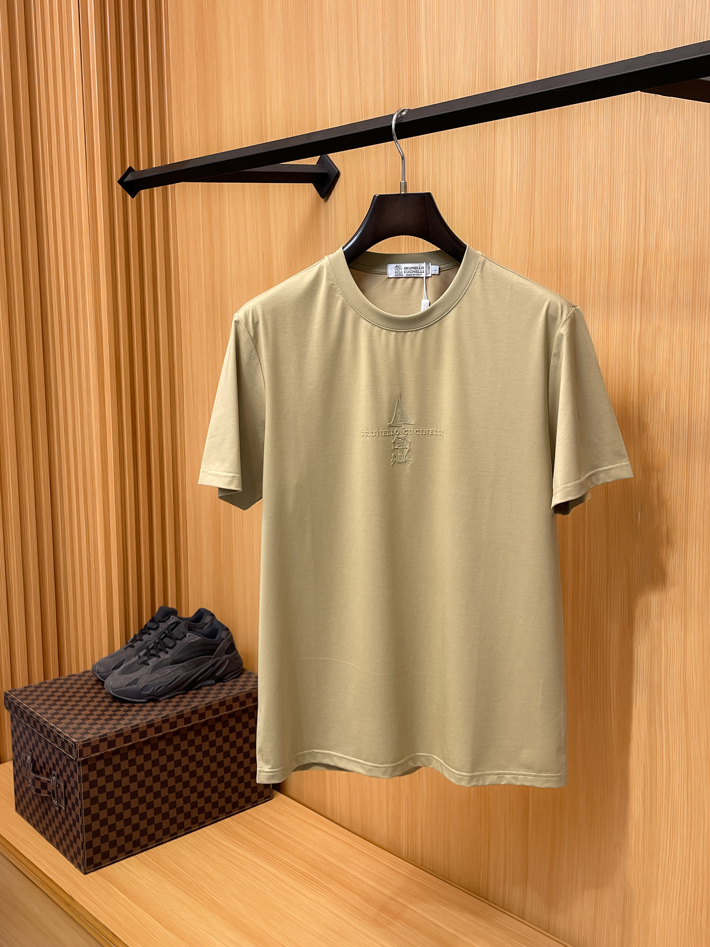 NO:734990,2026 BC spring and summer new style debut counter, the latest short-sleeved round neck T-shirt, high-end customization, avant-garde and fashionable design!  The brand logo is designed with heavy craftsmanship. High-end customized mercerized long-staple cotton fabric. Soft to the touch. Comfortable to wear. Exquisite stitching at the counter level. Fine workmanship. The upper body effect is incomparably handsome!  A must-have item for a stylish man!  Color Black White Size M-3XL, T-shirt, tees, t-shirt,198609092026 BC 春夏新款首发专柜最新款短袖圆领T恤 高端订制 设计前卫时尚！品牌logo重工艺设计 高端定制丝光长绒棉面料.手感柔软.穿着舒适.专柜级别精致车线.做工精细.上身效果无敌帅气！型男必备单品！ 颜色黑色 白色 码数M-3XL,,T-shirt,tees，t-shirt,,Men's clothing