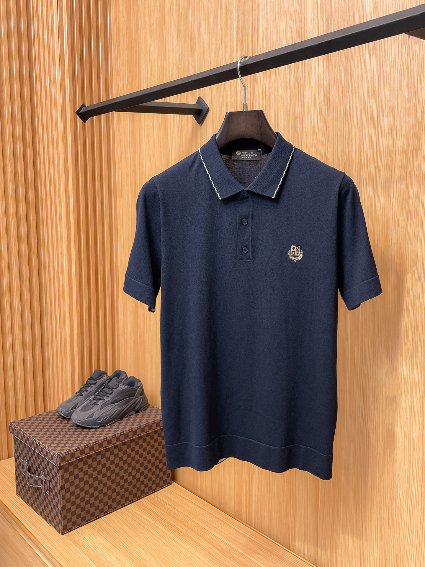 NO:735002,[New product] 2026 LP men's high-end business casual POLO shirt, the best product from the trading company channel, from a well-known family, pure blood quality, original factory OEM product, official new product!  Fashion with a typical Italian style is very sophisticated in terms of fabric selection and craftsmanship. The whole garment is customized with yarn-dyed positioning technology, using 55 Tencel and 45 polyester fiber. The whole shape has a strong aesthetic gene of the LP family, low-key and luxurious, elegant and noble. Every detail is a testament to the brand's own high-end sense!  The high-grade materials imported from Egypt are selected from the finest long-staple cotton raw materials with excellent sunlight in the Nile River area. They are custom-woven and dyed in a century-old Italian workshop. It is an extremely luxurious and special material. The fabric properties are all of the highest quality. The texture is fine, natural and soft, with perfect comfort and breathability. The tactile experience is self-evident!  The details are perfect, the selected high-grade mother-of-pearl buttons, and the distinctive lapel design are quite elegant and high-end, and the color matching is light and familiar. Each color can interpret a unique styling effect. It is a polo POLO shirt that highlights temperament and taste. It is a perfect combination of business and leisure for urban high-end elites!  Size M-3XL,, loro piana,19860909【新品】2026 LP男士高端商务休闲POLO衫,贸易公司渠道臻品,系出名门,纯正血统品质,原厂代工出品,官方新品！颇具意大利典型风格的时装,在面料选取和工艺方面都相当考究,整衣裁片定制起脚色织定位工艺 彩用55天丝 45聚酯纤维 通体的造型有着 LP 家族强烈的美学基因,低调且奢华,优雅且高贵,每一个细节都在力证品牌自身的高级感！ 客供埃及进口高级物料,甄选尼罗河区域光照极好的上等长绒棉花原料,经过意大利百年工坊定织定染而成,极为奢华特殊的材质,面料属性皆为上乘,肌理细腻自然柔软,舒适性与透气性完美兼备,触感体验不言而喻！细节完美如斯,甄选的高级母贝纽扣,搭载特色的翻领设计,颇为优雅高级,配色轻熟,每色都可诠释出别具一格的造型效果,非常凸显气质和品位的一款马球POLO衫,都市高端精英小资商务与休闲完美兼备！ 尺码M-3XL,,loro piana,,Men's clothing