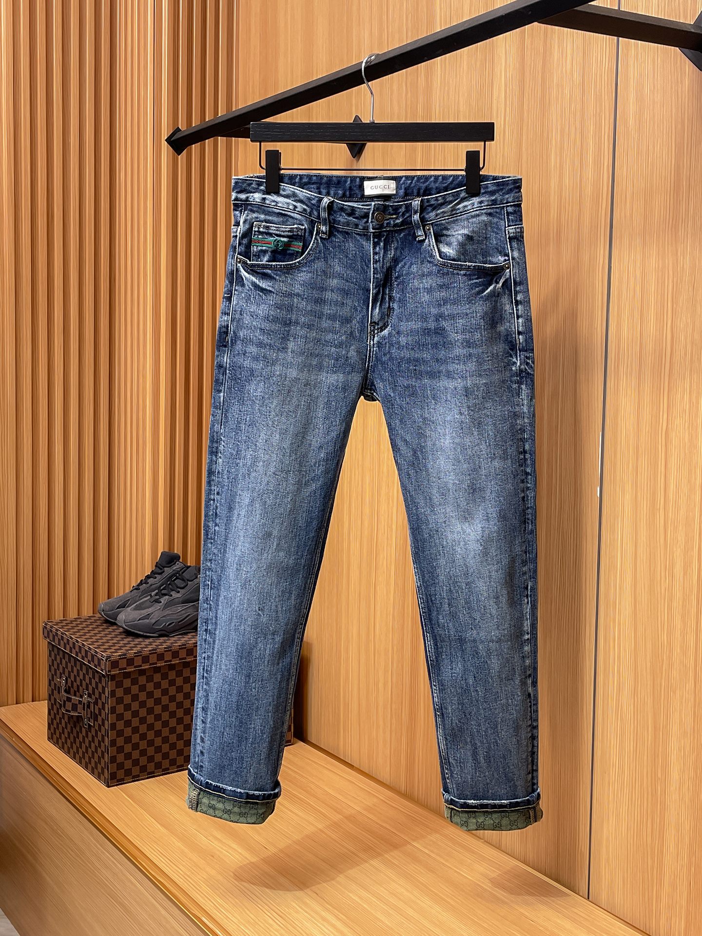 NO:735032,GUCCI original jeans 2026 new product, original jeans are made by heavy industry, the brand's classic LOGO design, complete with three standards!  Original hardware accessories. Customized denim fabrics at the counter, completely matched to the counter. You are welcome to try it on at the counter before buying. Don’t be afraid of comparing good products. Size 30-38 (no 35.37), gucci, jeans,19860909GUCCI 原单牛仔裤 2026新品,原版牛仔裤 原版重工打造,品牌经典LOGO设计,三标齐全！原版五金辅料.专柜定制牛仔面料,完全对版专柜,欢迎专柜试穿后再购买,好货不怕比.码数30-38(无35.37),,gucci,jeans,,Men's clothing