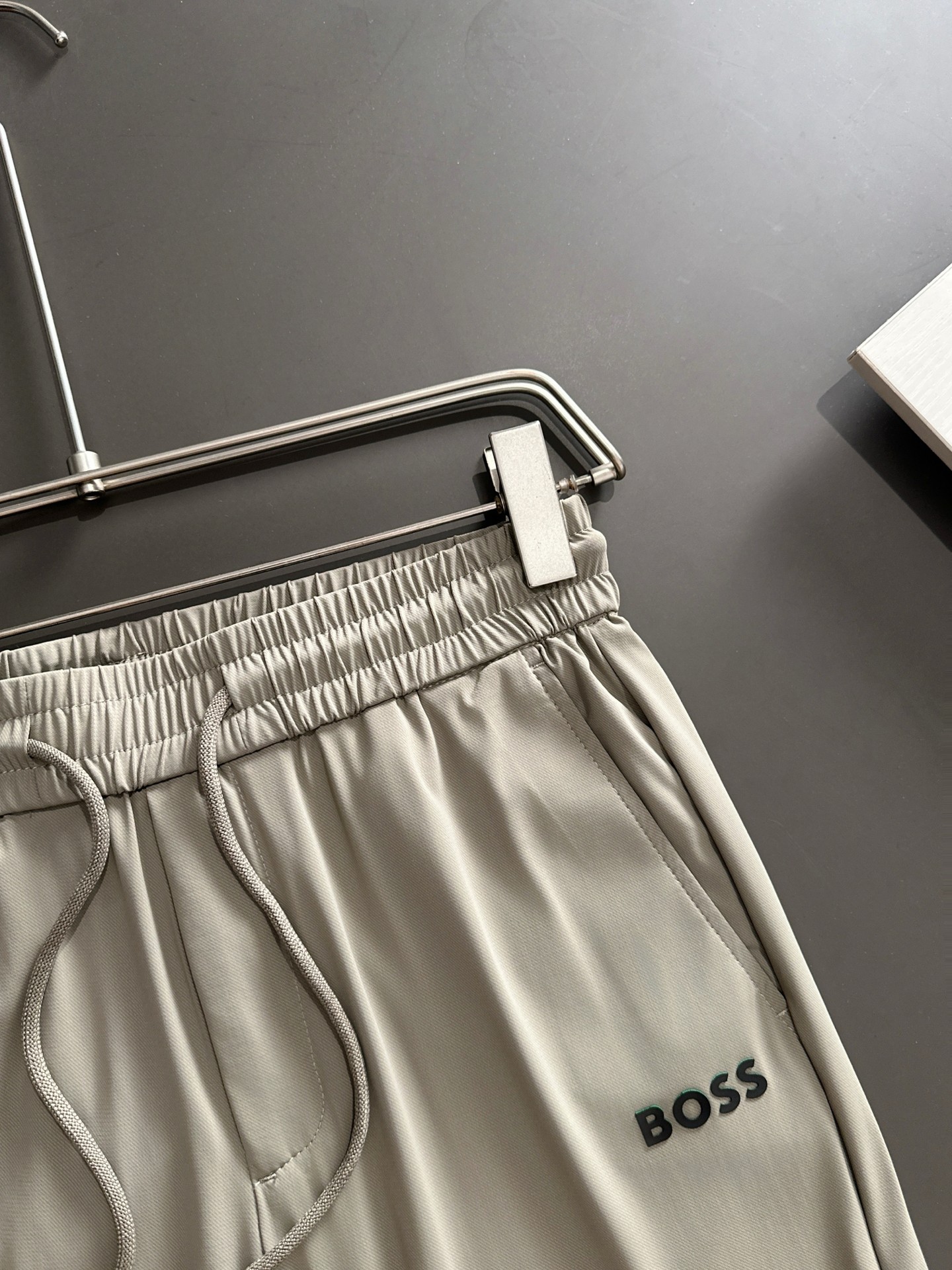 🇫🇷 BOSS 2026春夏爆款颜色：黑色，灰色，藏蓝色尺码：M-4XL介绍：高端松紧腰裤 顶级设计 高