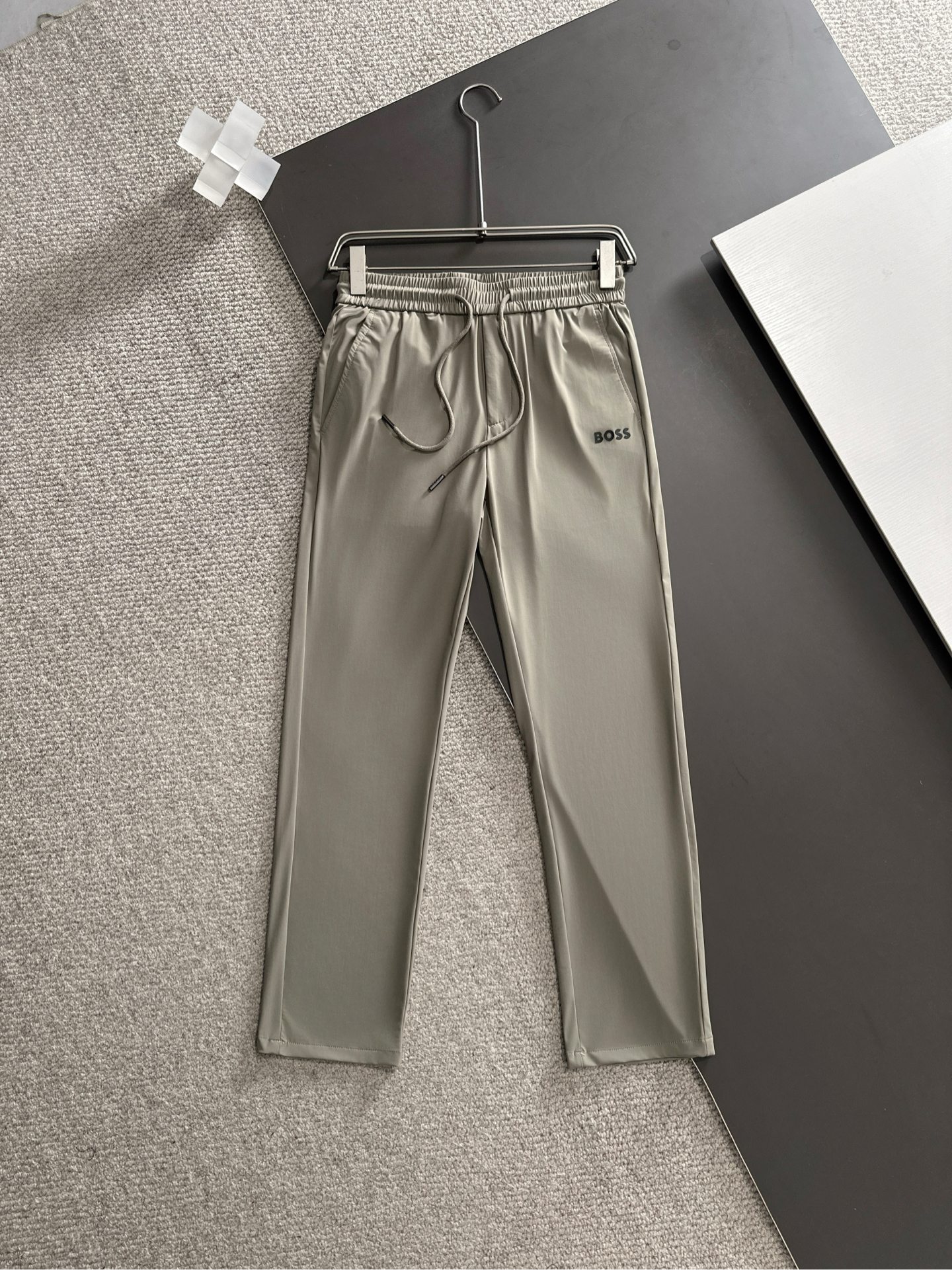 🇫🇷 BOSS 2026春夏爆款颜色：黑色，灰色，藏蓝色尺码：M-4XL介绍：高端松紧腰裤 顶级设计 高