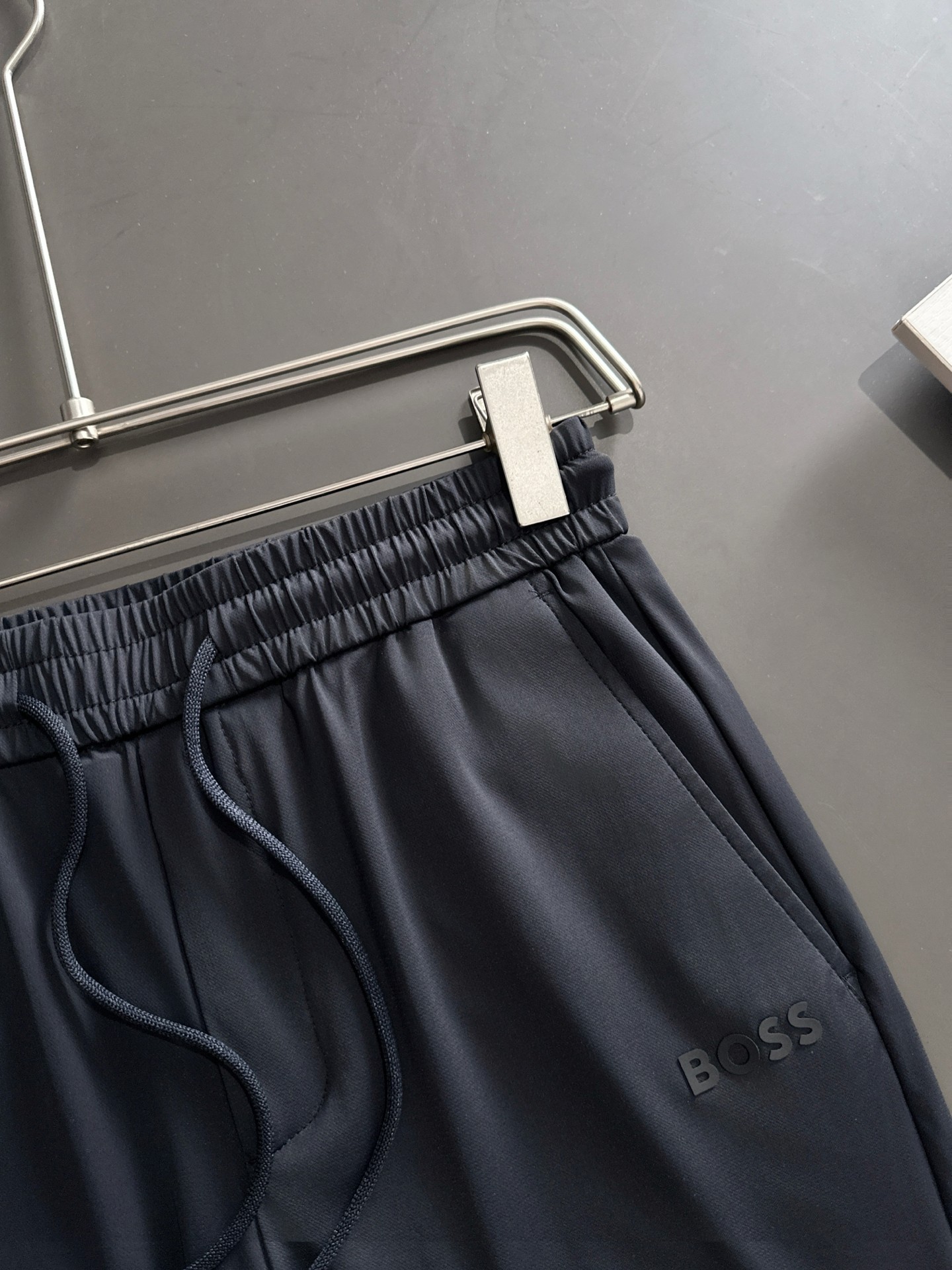 🇫🇷 BOSS 2026春夏爆款颜色：黑色，灰色，藏蓝色尺码：M-4XL介绍：高端松紧腰裤 顶级设计 高