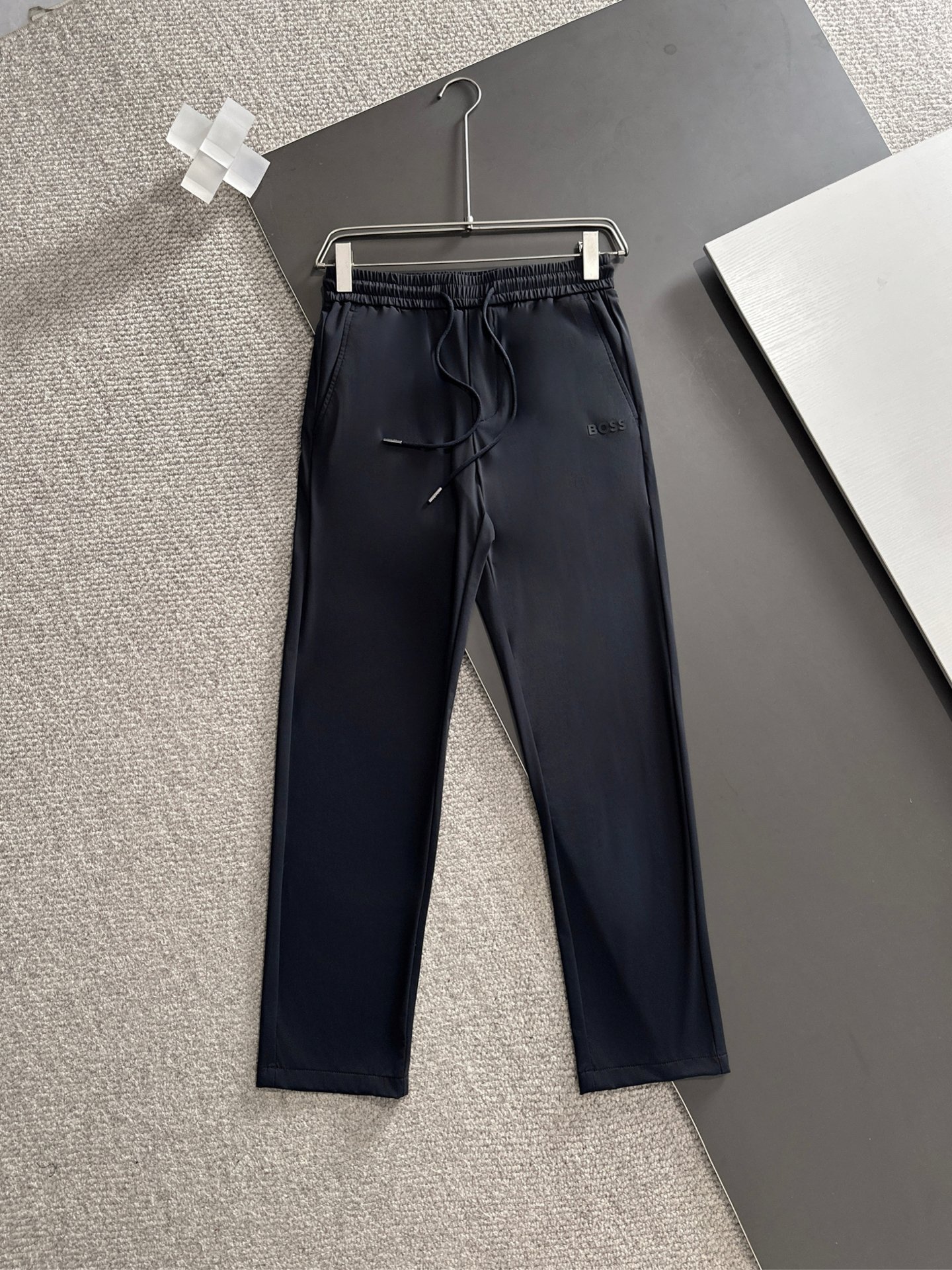 🇫🇷 BOSS 2026春夏爆款颜色：黑色，灰色，藏蓝色尺码：M-4XL介绍：高端松紧腰裤 顶级设计 高