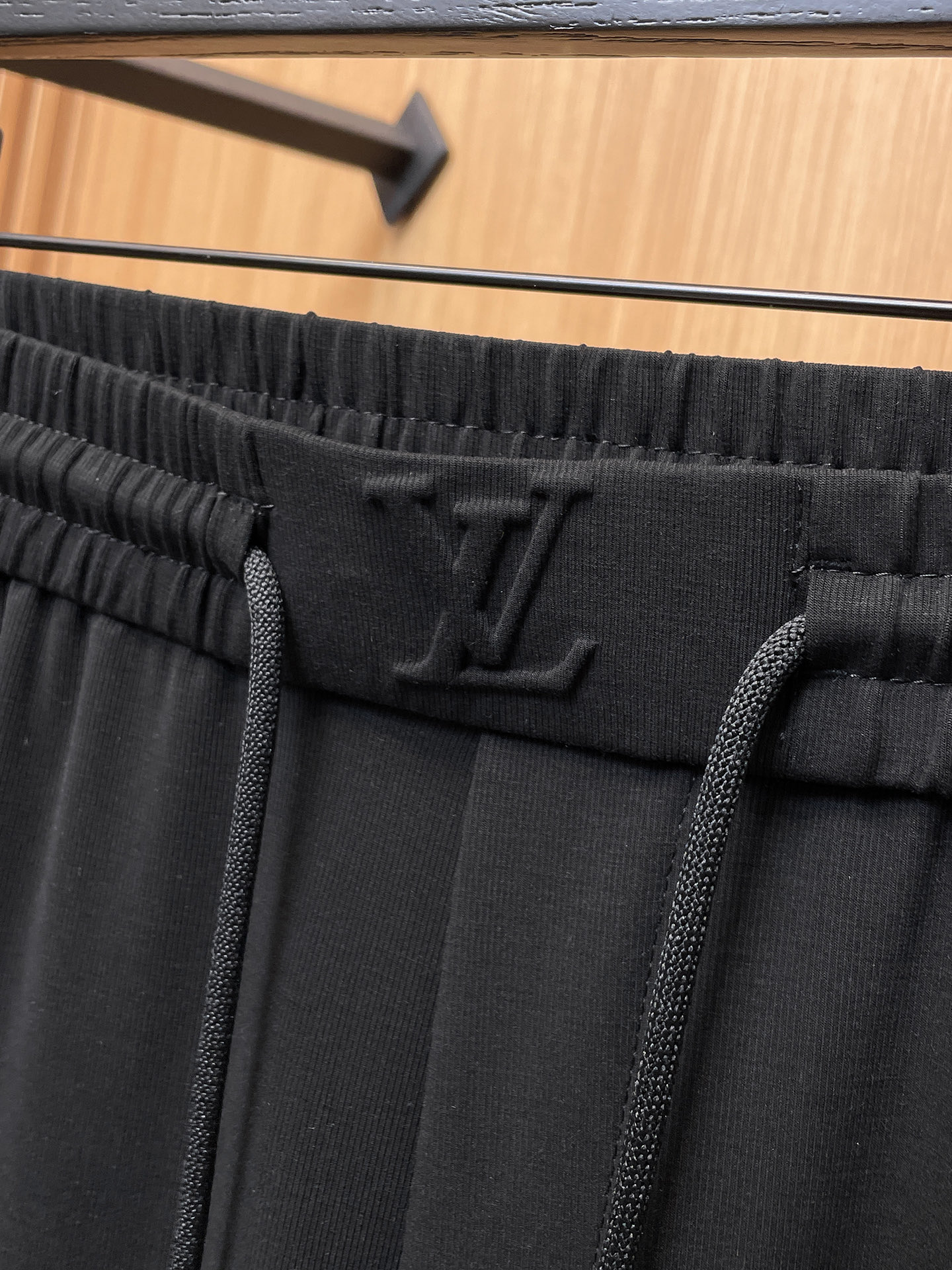 🇫🇷 LV 原单休闲裤 2026新品，夏天新款 原版休闲裤 原版重工打造，品牌经典LOGO设计，三标齐全