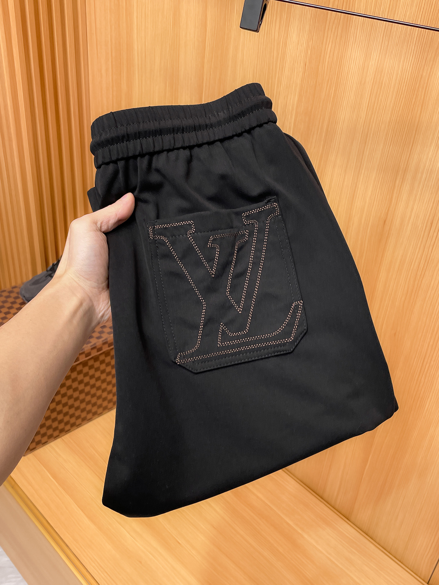 🇫🇷 LV 原单休闲裤 2026新品，夏天新款 原版休闲裤 原版重工打造，品牌经典LOGO设计，三标齐全