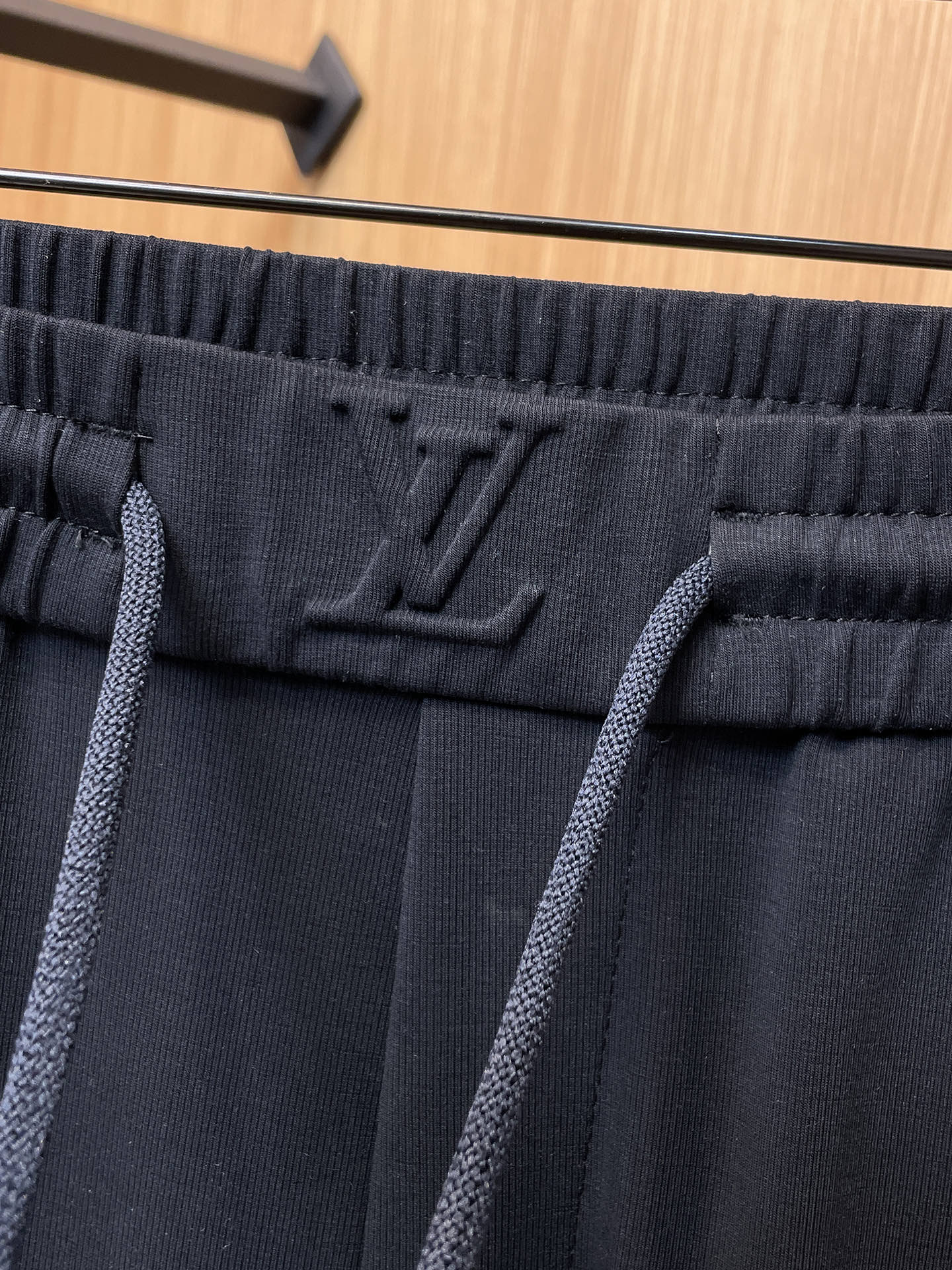 🇫🇷 LV 原单休闲裤 2026新品，夏天新款 原版休闲裤 原版重工打造，品牌经典LOGO设计，三标齐全