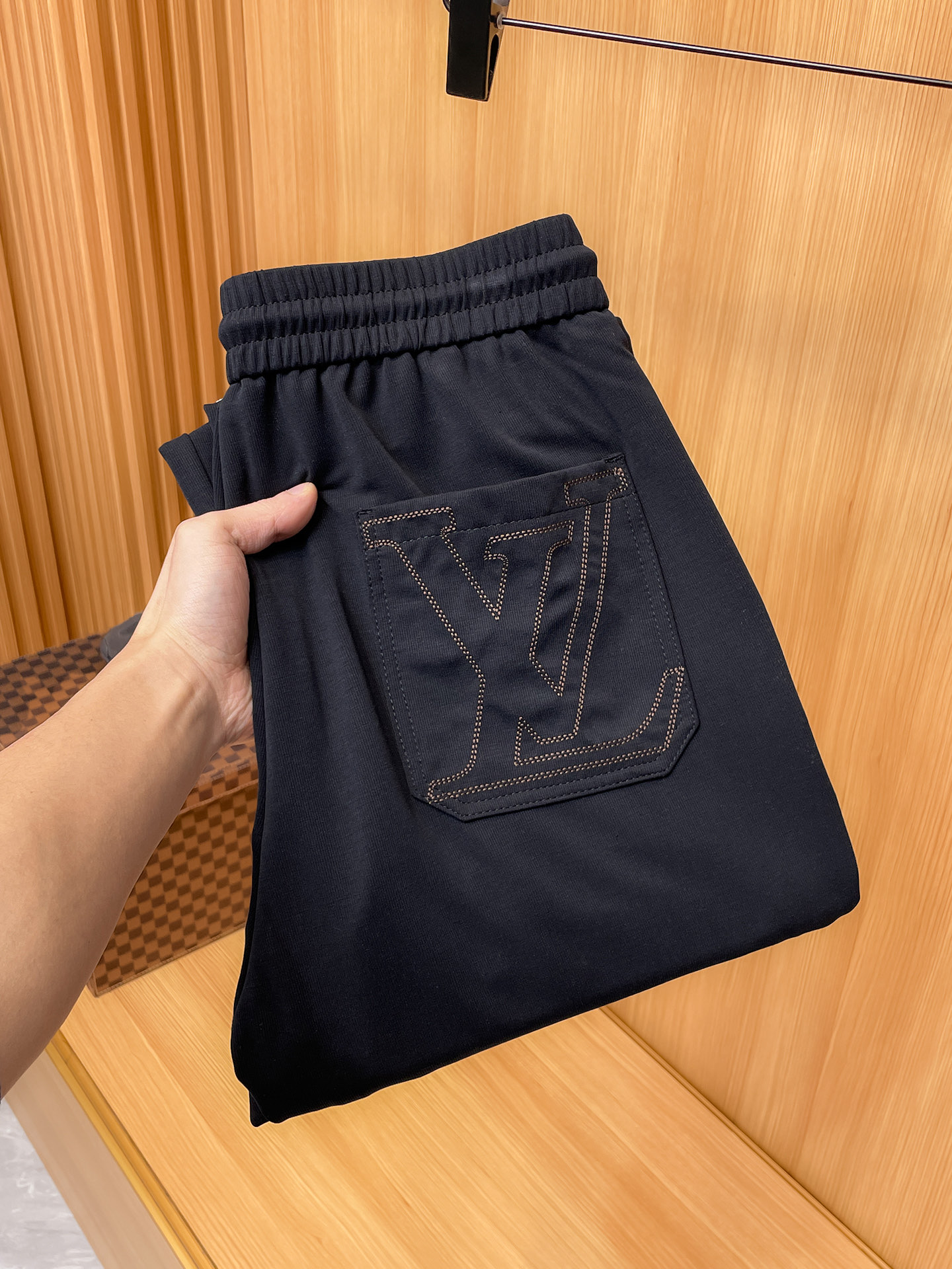 🇫🇷 LV 原单休闲裤 2026新品，夏天新款 原版休闲裤 原版重工打造，品牌经典LOGO设计，三标齐全