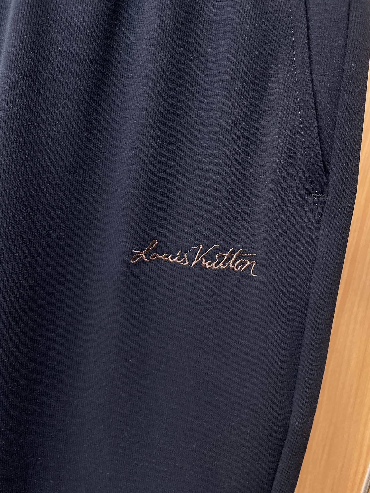 🇫🇷 LV 原单休闲裤 2026新品，夏天新款 原版休闲裤 原版重工打造，品牌经典LOGO设计，三标齐全