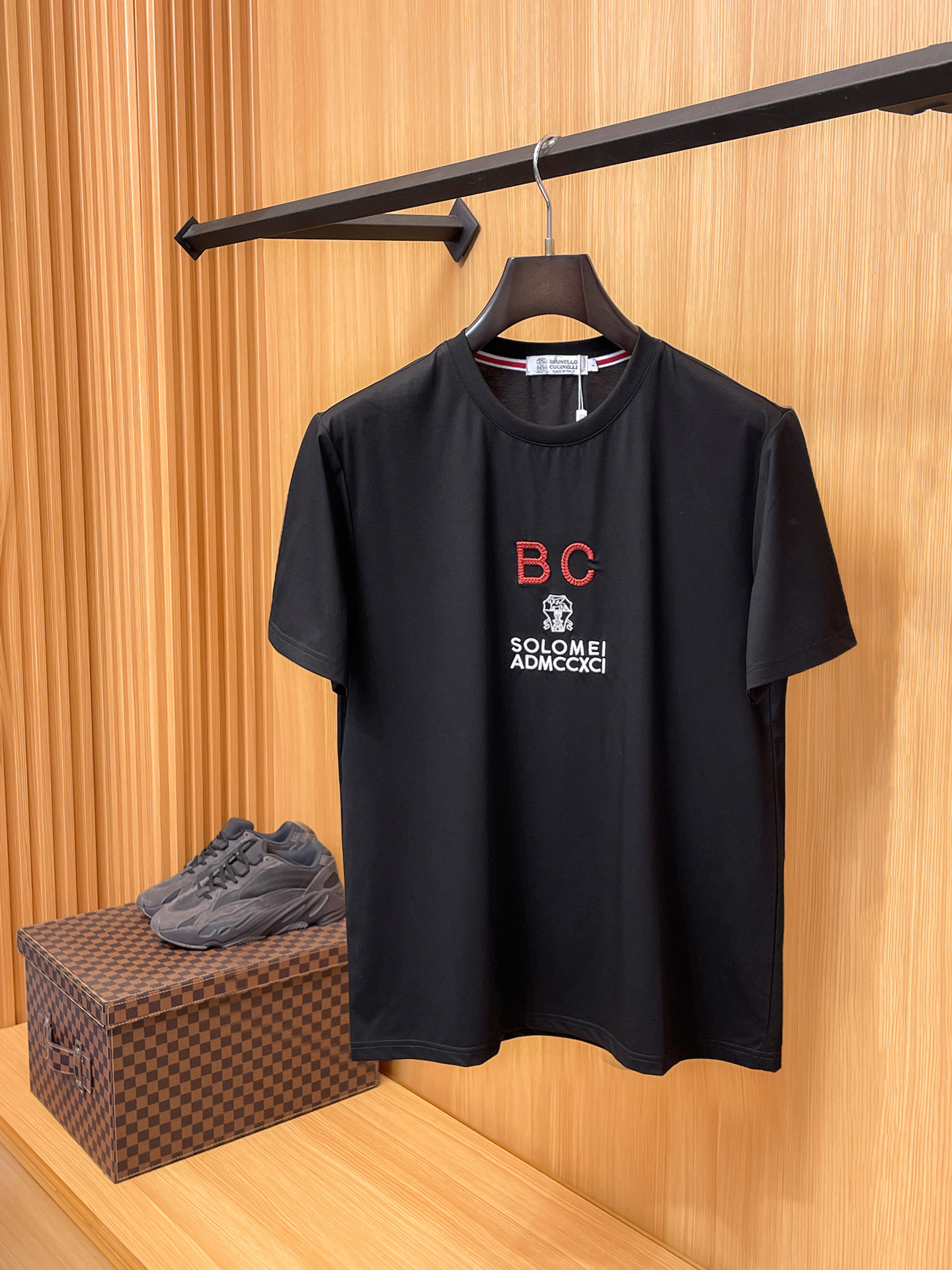 NO:839245,2026 BC spring and summer new style debut counter, the latest short-sleeved round neck T-shirt, high-end customization, avant-garde and fashionable design!  The brand logo is designed with heavy craftsmanship. High-end customized mercerized long-staple cotton fabric. Soft to the touch. Comfortable to wear. Exquisite stitching at the counter level. Fine workmanship. The upper body effect is incomparably handsome!  A must-have item for a stylish man!  Color Black White Size M-3XL, T-shirt, tees, t-shirt,198609092026 BC 春夏新款首发专柜最新款短袖圆领T恤 高端订制 设计前卫时尚！品牌logo重工艺设计 高端定制丝光长绒棉面料.手感柔软.穿着舒适.专柜级别精致车线.做工精细.上身效果无敌帅气！型男必备单品！ 颜色黑色 白色 码数M-3XL,,T-shirt,tees，t-shirt,,Men's clothing