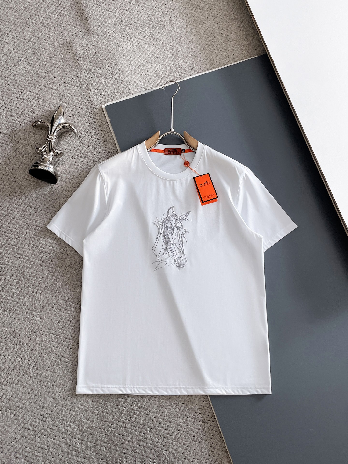 NO:842114,2026 Hermes spring and summer new style debut counter, the latest short-sleeved round neck T-shirt, high-end customization, avant-garde and fashionable design!  The brand logo is designed with heavy craftsmanship. High-end customized mercerized long-staple cotton fabric. Soft to the touch. Comfortable to wear. Exquisite stitching at the counter level. Fine workmanship. The upper body effect is incomparably handsome!  A must-have item for a stylish man!  Color Black White Size M-3XL, hermes, T-shirt, tees, t-shirt,198609092026 Hermes 春夏新款首发专柜最新款短袖圆领T恤 高端订制 设计前卫时尚！品牌logo重工艺设计 高端定制丝光长绒棉面料.手感柔软.穿着舒适.专柜级别精致车线.做工精细.上身效果无敌帅气！型男必备单品！ 颜色黑色 白色 码数M-3XL,,hermes,T-shirt,tees，t-shirt,,Men's clothing