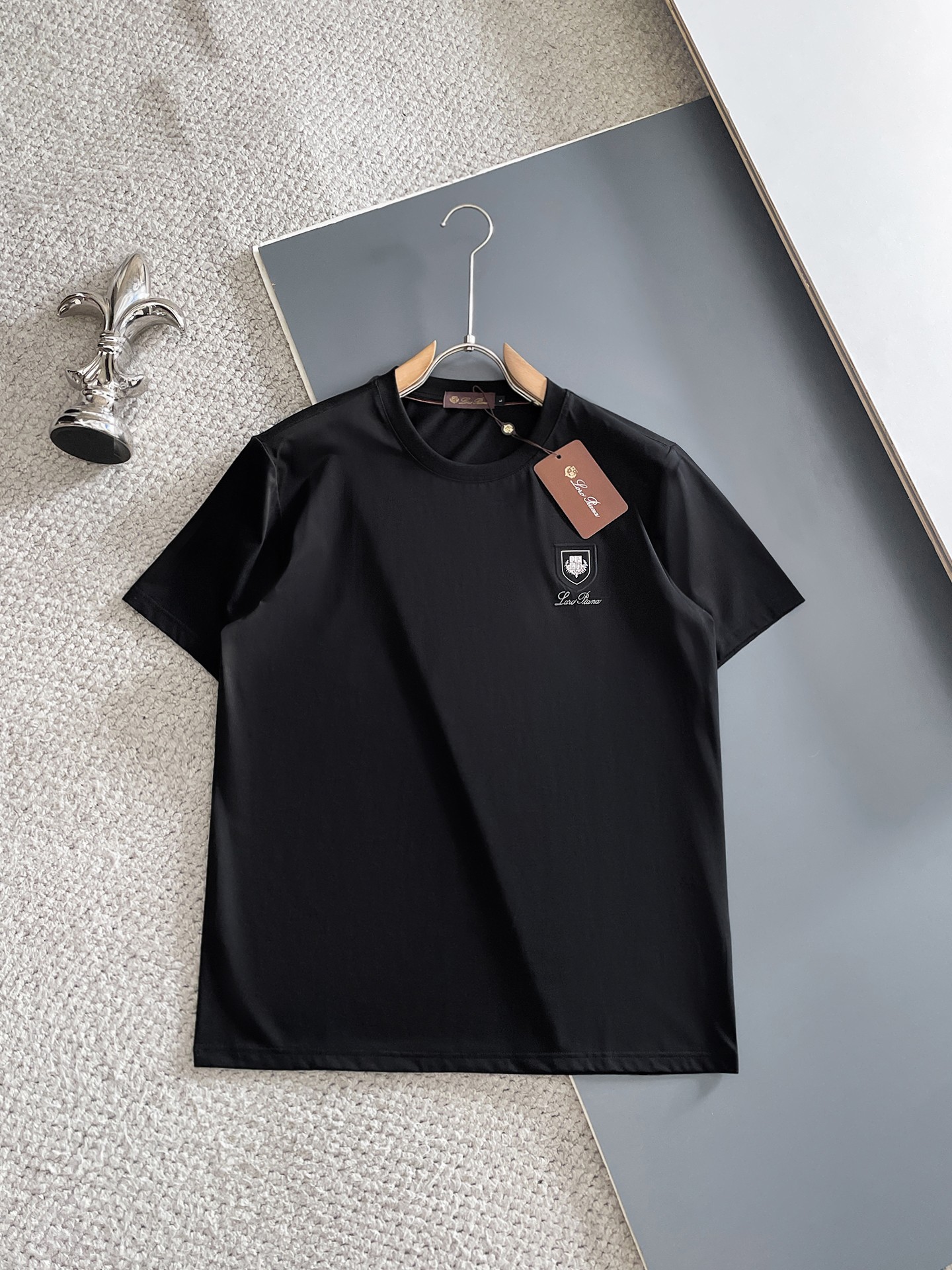 NO:902821,2026 LP spring and summer new style debut counter, the latest short-sleeved round neck T-shirt, high-end customization, avant-garde and fashionable design!  The brand logo is designed with heavy craftsmanship. High-end customized mercerized long-staple cotton fabric. Soft to the touch. Comfortable to wear. Exquisite stitching at the counter level. Fine workmanship. The upper body effect is incomparably handsome!  A must-have item for a stylish man!  Color Black White Size M-3XL,,loro piana,T-shirt,tees,t-shirt,198609092026 LP春夏新款首发专柜最新款短袖圆领T恤 高端订制 设计前卫时尚！品牌logo重工艺设计 高端定制丝光长绒棉面料.手感柔软.穿着舒适.专柜级别精致车线.做工精细.上身效果无敌帅气！型男必备单品！ 颜色黑色 白色 码数M-3XL,,loro piana,T-shirt,tees，t-shirt,,Men's clothing