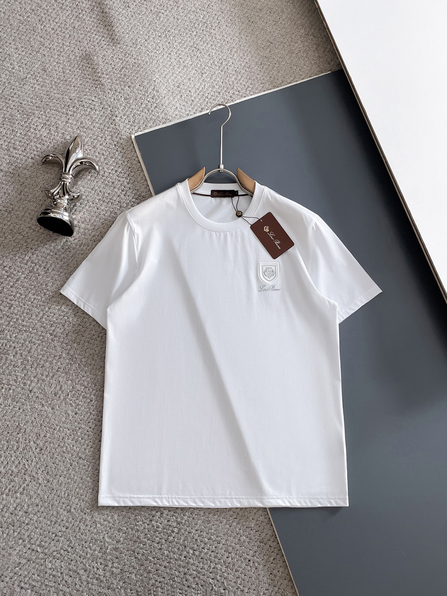 NO:842118,2026 LP spring and summer new style debut counter, the latest short-sleeved round neck T-shirt, high-end customization, avant-garde and fashionable design!  The brand logo is designed with heavy craftsmanship. High-end customized mercerized long-staple cotton fabric. Soft to the touch. Comfortable to wear. Exquisite stitching at the counter level. Fine workmanship. The upper body effect is incomparably handsome!  A must-have item for a stylish man!  Color Black White Size M-3XL,,loro piana,T-shirt,tees,t-shirt,198609092026 LP 春夏新款首发专柜最新款短袖圆领T恤 高端订制 设计前卫时尚！品牌logo重工艺设计 高端定制丝光长绒棉面料.手感柔软.穿着舒适.专柜级别精致车线.做工精细.上身效果无敌帅气！型男必备单品！ 颜色黑色 白色 码数M-3XL,,loro piana,T-shirt,tees，t-shirt,,Men's clothing