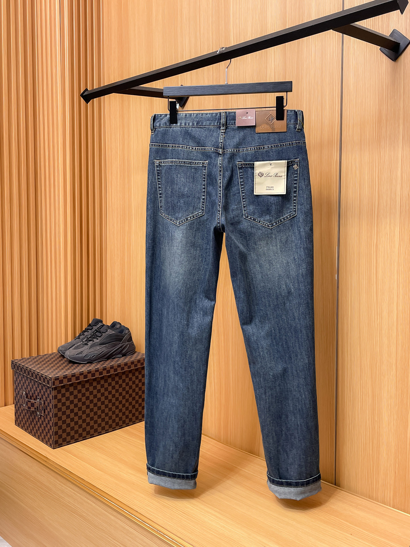 NO:839231,LP original jeans 2026 new product, original jeans, original heavy work, brand classic LOGO design, complete with three standards!  Original hardware accessories. Customized denim fabrics at the counter, completely matched to the counter. You are welcome to try it on at the counter before buying. Don’t be afraid of comparing good products. Size 30-40 (no. 37 39), loro piana, jeans,19860909LP 原单牛仔裤 2026新品,原版牛仔裤 原版重工打造,品牌经典LOGO设计,三标齐全！原版五金辅料.专柜定制牛仔面料,完全对版专柜,欢迎专柜试穿后再购买,好货不怕比.码数30-40(无.37 39),,loro piana,jeans,,Men's clothing