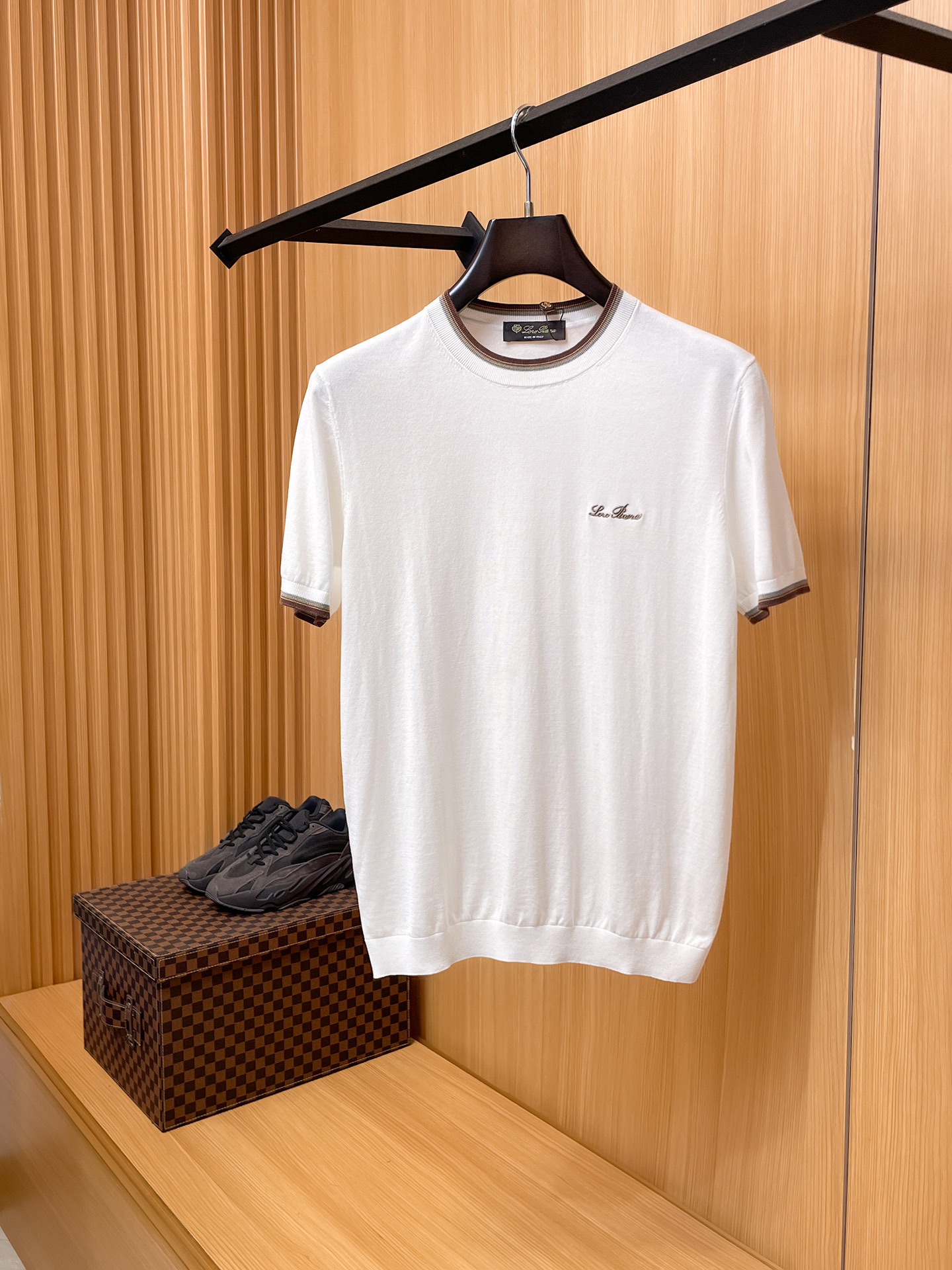 NO:839236,LS high-end Tencel short-sleeved sweater. Solid color and simple counter style. Fashionable yet luxurious. The quality is unquestionable. The upper body effect is great. The same style as the luxury official website. Style counter size M-3XL. Maximum wearing capacity is 200 pounds. loro piana, T-shirt,19860909LS 高端天丝短袖毛衫 纯色简约专柜款 时尚不失奢华 品质毋庸置疑 上身效果超赞,奢华官网同款 款式专柜尺码M-3XL 最大穿200斤,,loro piana,T-shirt,,Men's clothing