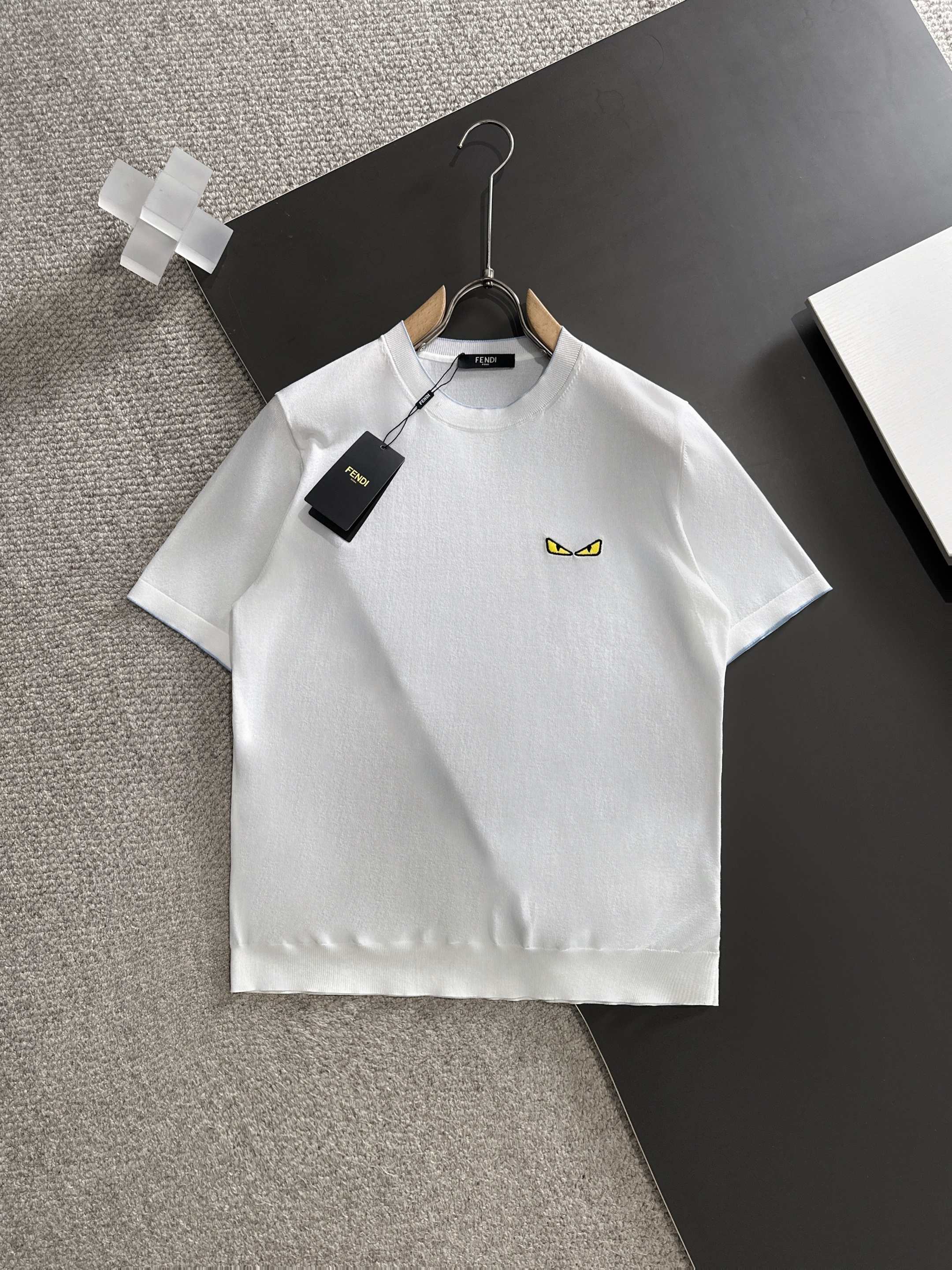NO:947623,FENDI2026 Top POLO imported private goods, high-end Tencel POLO short-sleeved sweater, solid color simple counter style, fashionable yet luxurious, quality is beyond doubt, the upper body effect is great, the same style as the luxury official website, style counter size M-3XL, maximum wearing weight,,fendi,T-shirt,19860909FENDI2026 顶级POLO 进口私货,高端天丝POLO短袖毛衫 纯色简约专柜款 时尚不失奢华 品质毋庸置疑 上身效果超赞,奢华官网同款 款式专柜尺码M-3XL 最大穿斤,,fendi,T-shirt,,Men's clothing