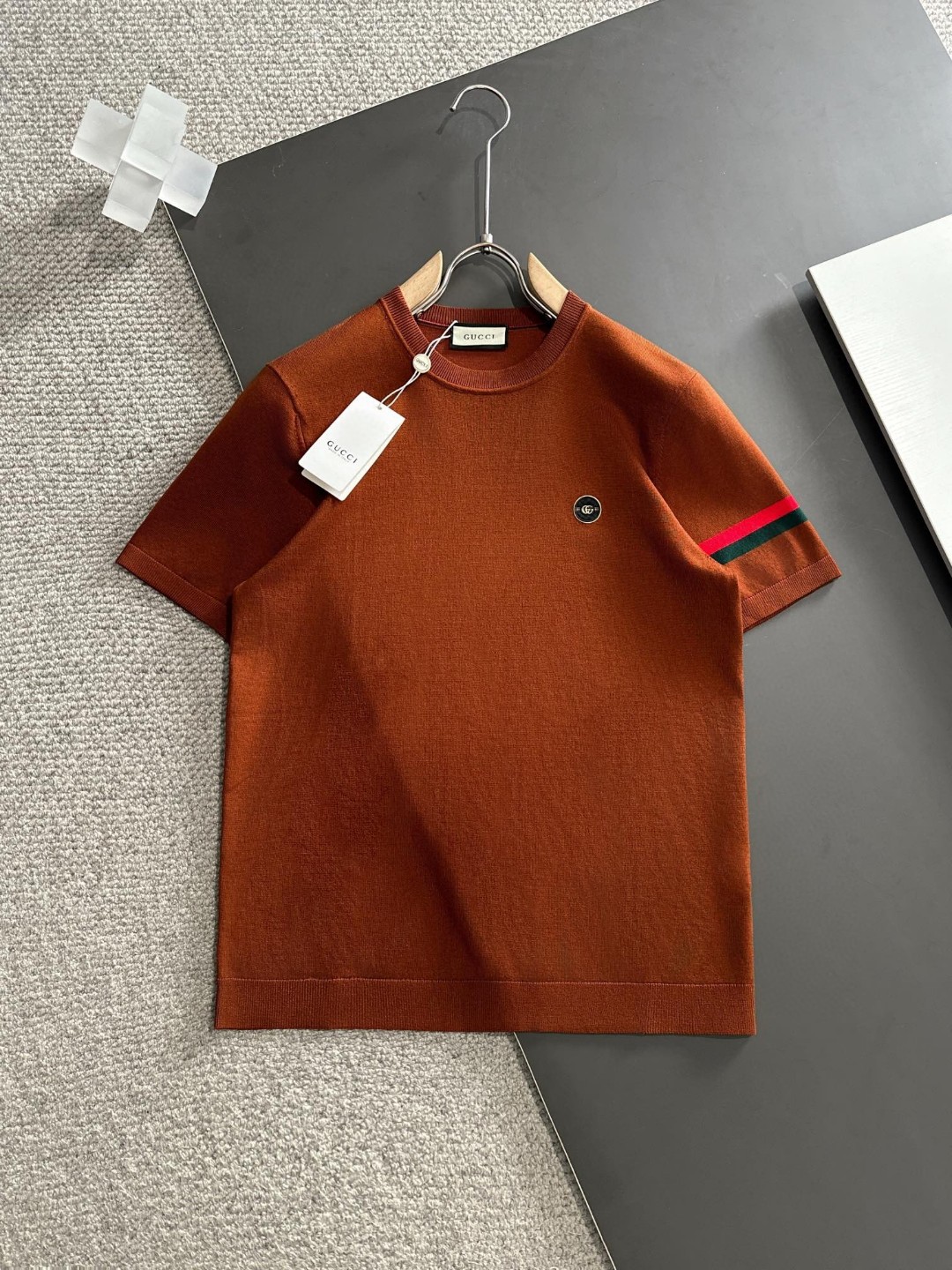 NO:842110,GUCCI sweater, super soft yarn, skin-friendly and comfortable round neck T-shirt] 2025 spring and summer new short-sleeved sweater, available simultaneously on the official website, blended wool imported from Italy, light and soft, the whole piece is knitted with 14 knitting methods, and special men's colors are selected, shadow red, mist gray, night blue. The upper body is skin-friendly, comfortable and breathable, low-key luxury. Size S-XXL,, gucci, T-shirt, tees, t-shirt,19860909GUCCI 针织衫 超柔纱线亲肤舒适圆领T恤】2025春夏新品短袖针织衫,官网同步发售,意大利进口混纺羊毛,轻薄柔软,全件采用14针织法,选用男装特别色料,暗影红,水雾灰,夜涧蓝.上身亲肤舒适透气,低调奢华. 码数S-XXL,,gucci,T-shirt,tees，t-shirt,,Men's clothing