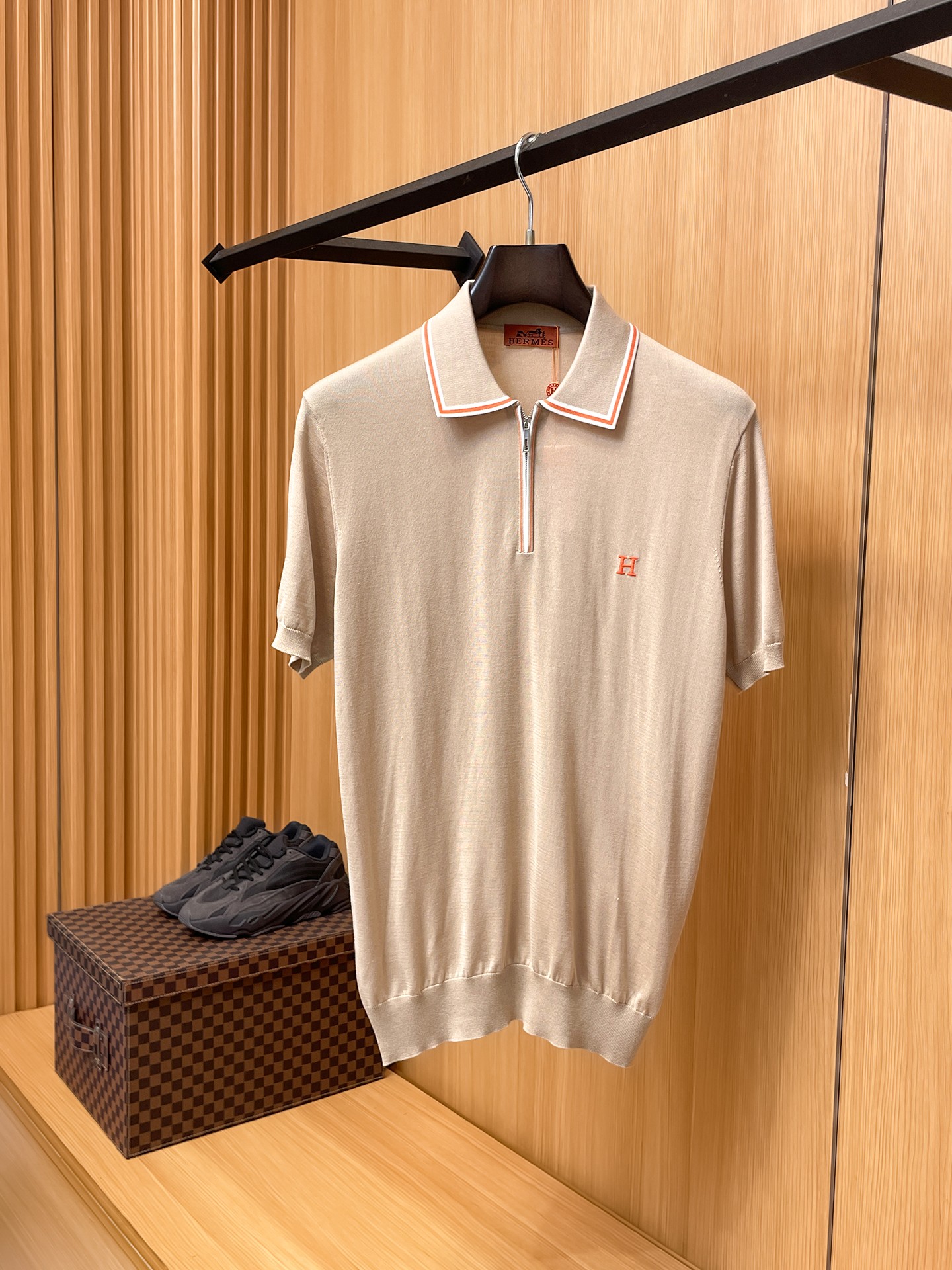 NO:925970,Hermes 2026ss latest wool blended men's classic logo casual lapel short-sleeved sweater for spring and summer!  A fashionable item that combines exquisite craftsmanship and high-end materials, its unique charm attracts men who pursue a quality life!  The imported wool blend material is selected from customers, which is not only gentle against the skin, but also gives the wearer an unparalleled comfortable experience and allows them to breathe freely!  In order to continue the essence of the brand, a metal badge is designed on the chest to highlight the luxurious aura!  This detailed design not only increases the overall texture, but also allows you to feel the brand's profound heritage when wearing it!  The basic casual fit lapel design is simple yet fashionable. Whether paired with jeans or casual pants, you can easily show your personal style!  Size M-XXXL,,hermes,jeans,T-shirt,19860909Hermes 2026ss春夏最新羊毛混纺男士经典标徽休闲翻领短袖针织衫！一款融合了精湛工艺与高端材质的时尚单品,以其独特的魅力吸引着追求品质生活的男士们！ 选用客供进口羊毛混纺材质,不仅轻柔贴肤,给予穿着者无与伦比的舒适体验,自在呼吸！为了延续品牌精髓,在胸前设计了金属徽章,彰显奢华气场！这一细节设计不仅增加了整体的质感,更让您在穿着时感受到品牌的深厚底蕴！基础休闲合身翻领版型设计,简洁而不失时尚感,无论是搭配牛仔裤、还是休闲裤,都能轻松展现出您的个人风格！ 码数M-XXXL,,hermes,jeans,T-shirt,,Men's clothing