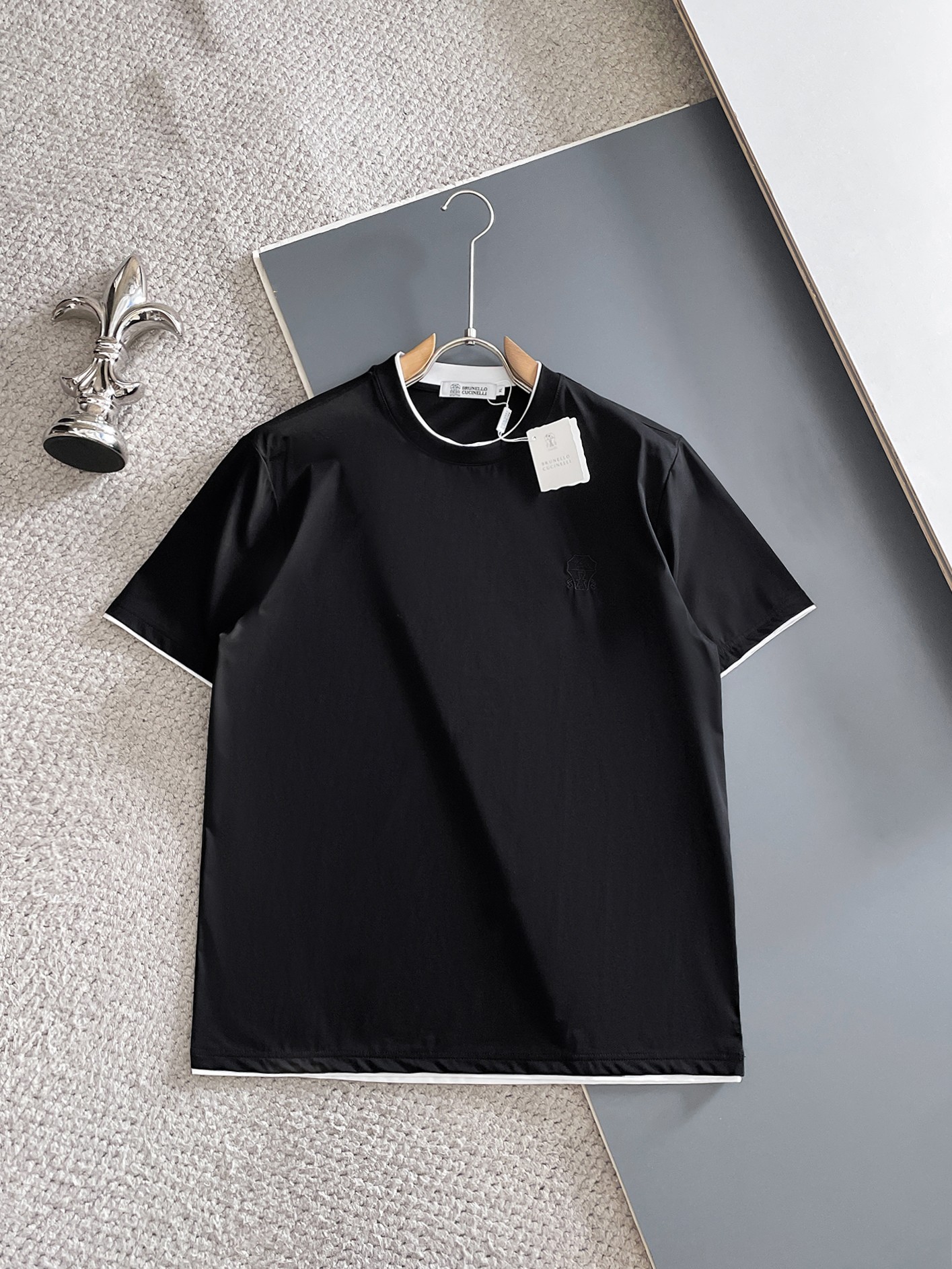 NO:902815,2026 BC spring and summer new style debut counter, the latest short-sleeved round neck T-shirt, high-end customization, avant-garde and fashionable design!  The brand logo is designed with heavy craftsmanship. High-end customized mercerized long-staple cotton fabric. Soft to the touch. Comfortable to wear. Exquisite stitching at the counter level. Fine workmanship. The upper body effect is incomparably handsome!  A must-have item for a stylish man!  Color Black White Size M-3XL, T-shirt, tees, t-shirt,198609092026 BC 春夏新款首发专柜最新款短袖圆领T恤 高端订制 设计前卫时尚！品牌logo重工艺设计 高端定制丝光长绒棉面料.手感柔软.穿着舒适.专柜级别精致车线.做工精细.上身效果无敌帅气！型男必备单品！ 颜色黑色 白色 码数M-3XL,,T-shirt,tees，t-shirt,,Men's clothing