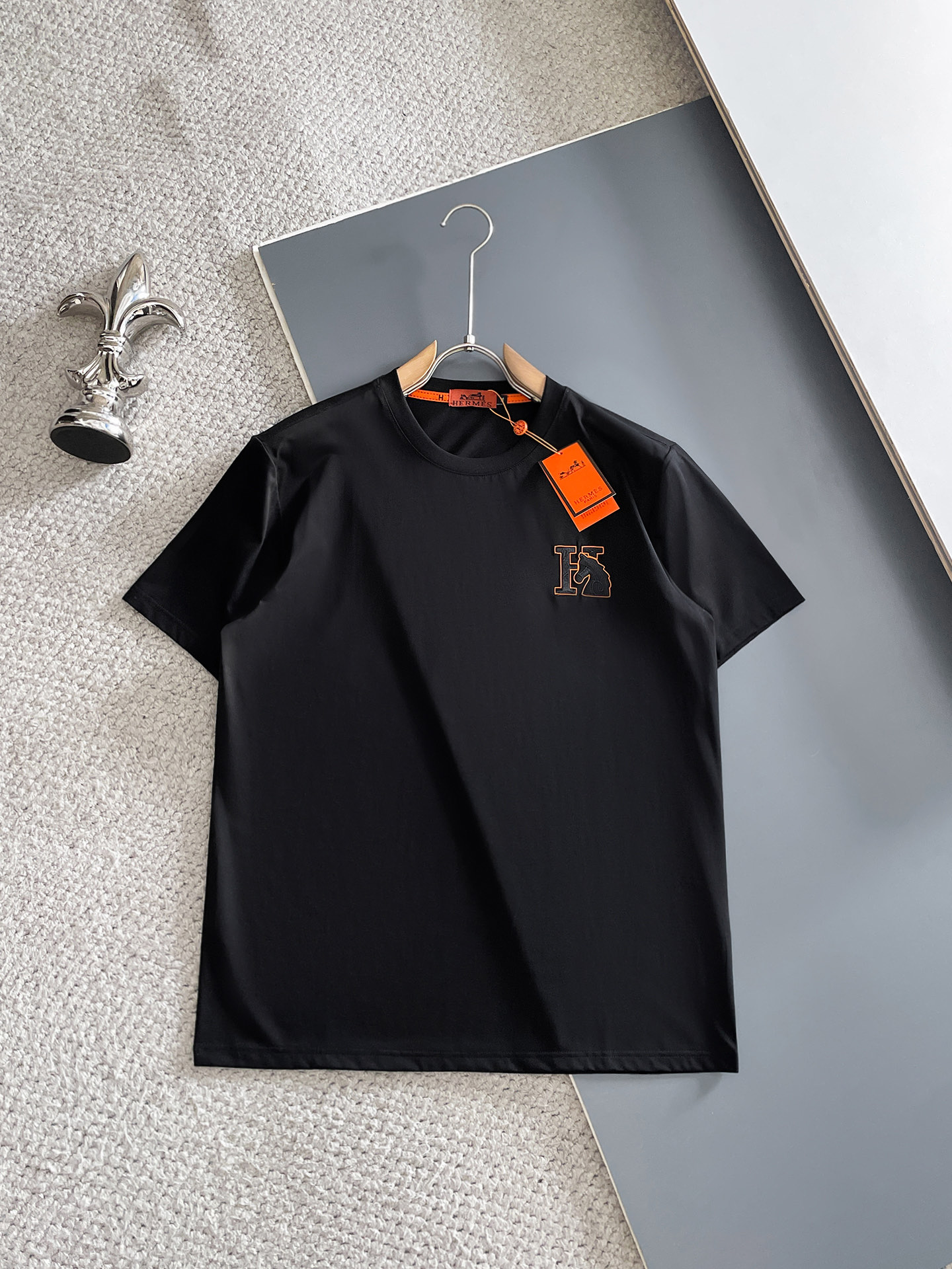 NO:902810,2026 HERMES spring and summer new style debut counter, the latest short-sleeved round neck T-shirt, high-end customization, avant-garde and fashionable design!  The brand logo is designed with heavy craftsmanship. High-end customized mercerized long-staple cotton fabric. Soft to the touch. Comfortable to wear. Exquisite stitching at the counter level. Fine workmanship. The upper body effect is incomparably handsome!  A must-have item for a stylish man!  Color Black White Size M-3XL, hermes, T-shirt, tees, t-shirt,198609092026 HERMES春夏新款首发专柜最新款短袖圆领T恤 高端订制 设计前卫时尚！品牌logo重工艺设计 高端定制丝光长绒棉面料.手感柔软.穿着舒适.专柜级别精致车线.做工精细.上身效果无敌帅气！型男必备单品！ 颜色黑色 白色 码数M-3XL,,hermes,T-shirt,tees，t-shirt,,Men's clothing