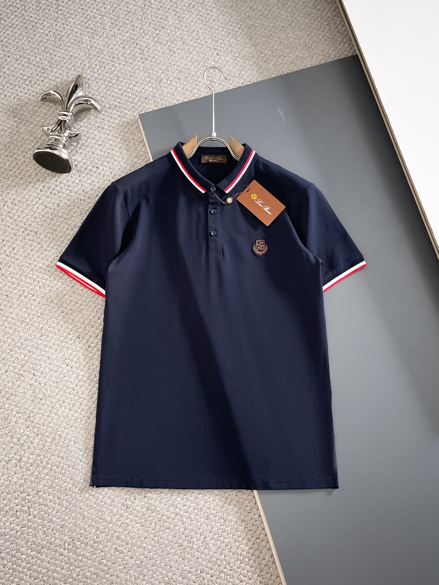 NO:902827,2026 LP new debut counter latest short-sleeved POLO lapel shirt, high-end customization, avant-garde and fashionable design!  The brand logo is designed with heavy craftsmanship. High-end customized mercerized long-staple cotton fabric. Soft to the touch. Comfortable to wear. Exquisite stitching at the counter level. Fine workmanship. The upper body effect is incomparably handsome!  A must-have item for a stylish man!  Size M-3XL,,loro piana,T-shirt,198609092026 LP 新款首发专柜最新款短袖POLO翻领衫 高端订制 设计前卫时尚！品牌logo重工艺设计 高端定制丝光长绒棉面料.手感柔软.穿着舒适.专柜级别精致车线.做工精细.上身效果无敌帅气！型男必备单品！ 码数M-3XL,,loro piana,T-shirt,,Men's clothing