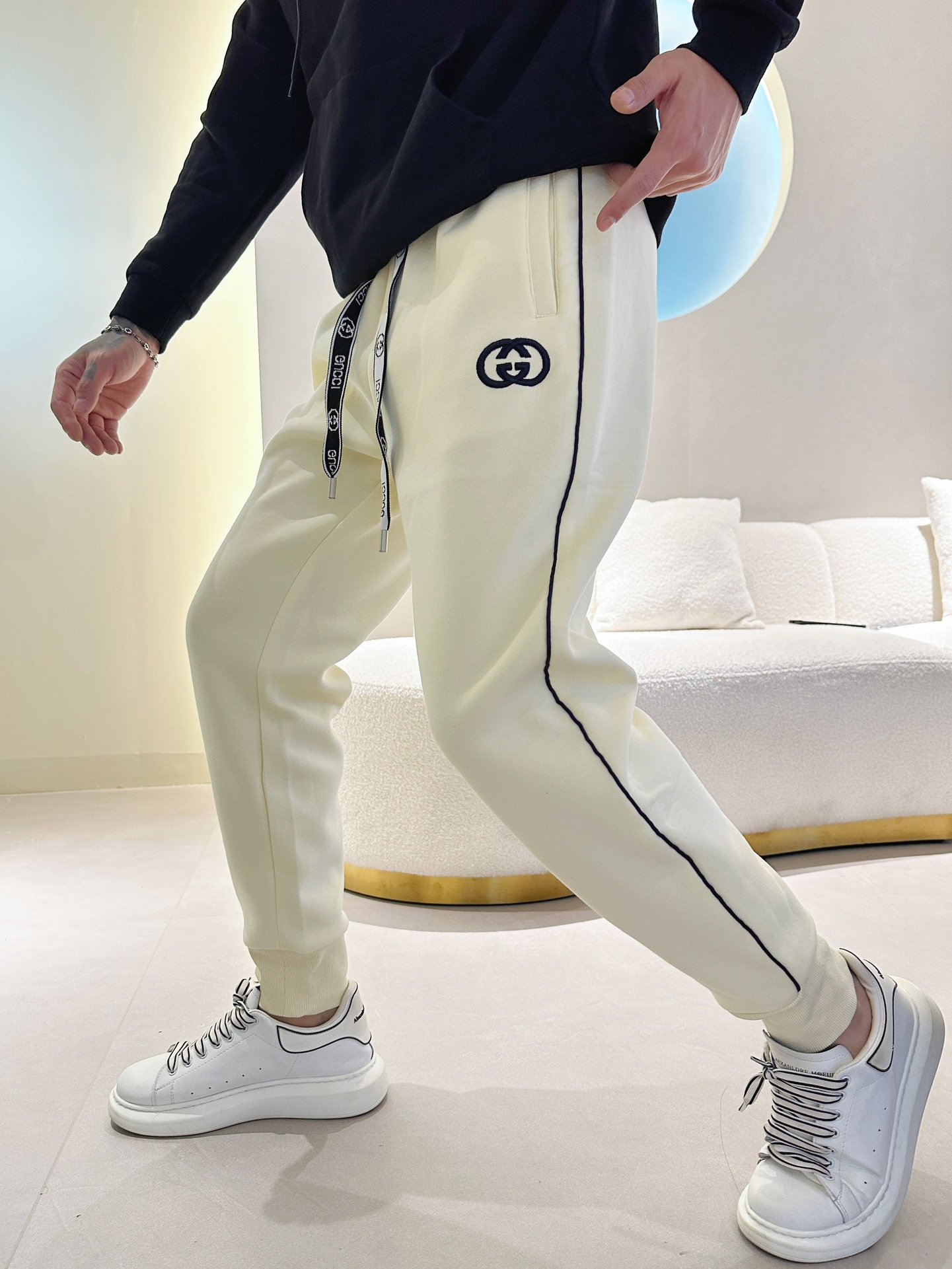 u 支持年后 Pyjwlw  古奇  2023秋冬新款休闲裤！官网同步发售。品牌经典LOGO休闲裤 ，定制面料，舒适度极好，手触感强烈。辨识度极高，完美品相工艺。 尺码：M-3XL