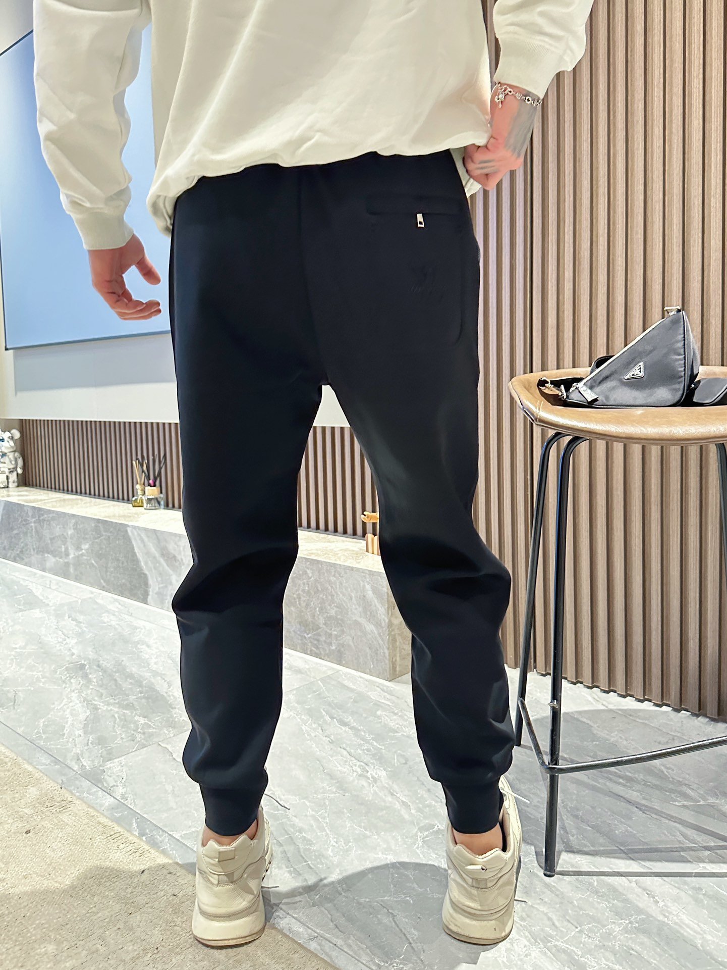 LV2024早春新款休闲裤！官网同步发售品牌经典LOGO休闲裤定制面料舒适度极好手触感强烈辨识度极高完美