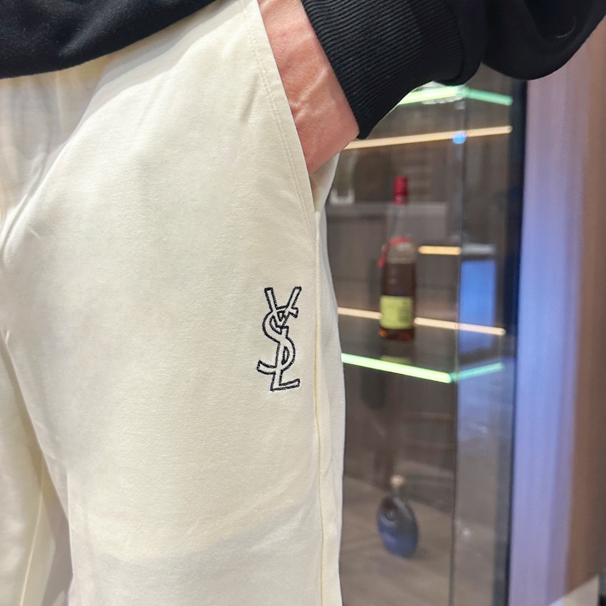 YSL2024早春新款休闲裤！官网同步发售品牌经典LOGO休闲裤定制面料舒适度极好手触感强烈辨识度极高完