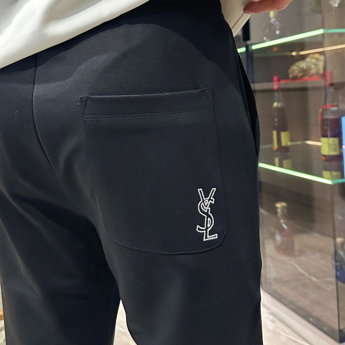 YSL2024春夏新款休闲裤！官网同步发售品牌经典LOGO休闲裤定制面料舒适度极好手触感强烈辨识度极高完