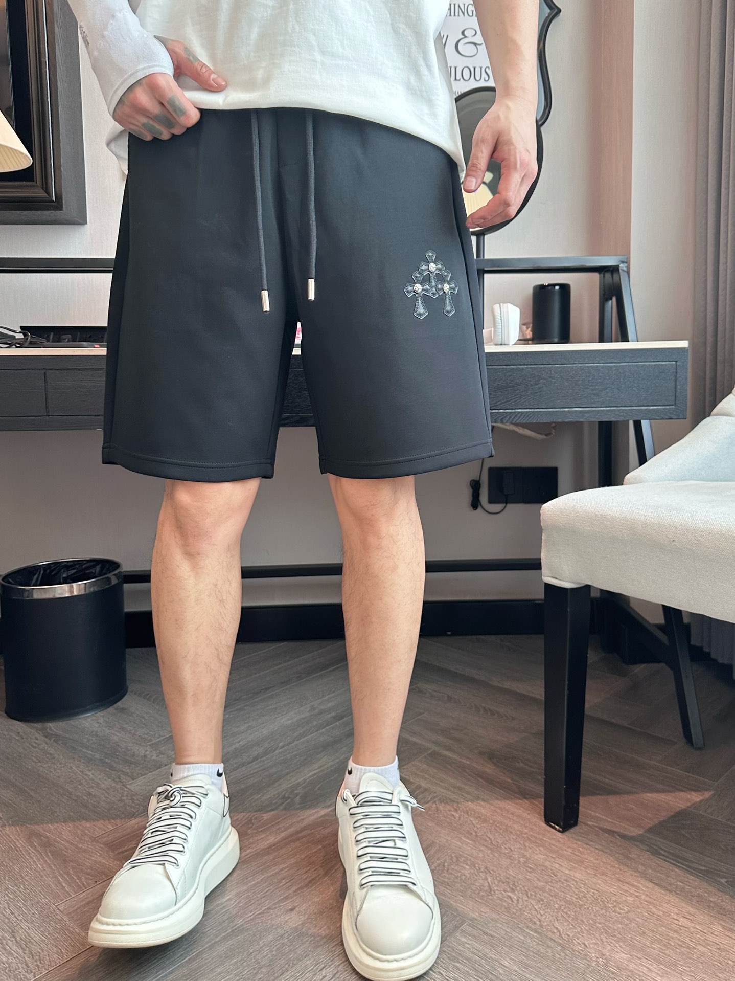 克罗  2024春夏新款休闲短裤！官网同步发售。定制品牌经典LOGO，定制面料，舒适度极好，手触感强烈。辨识度极高，完美品相工艺。 尺码：M-3XLbe