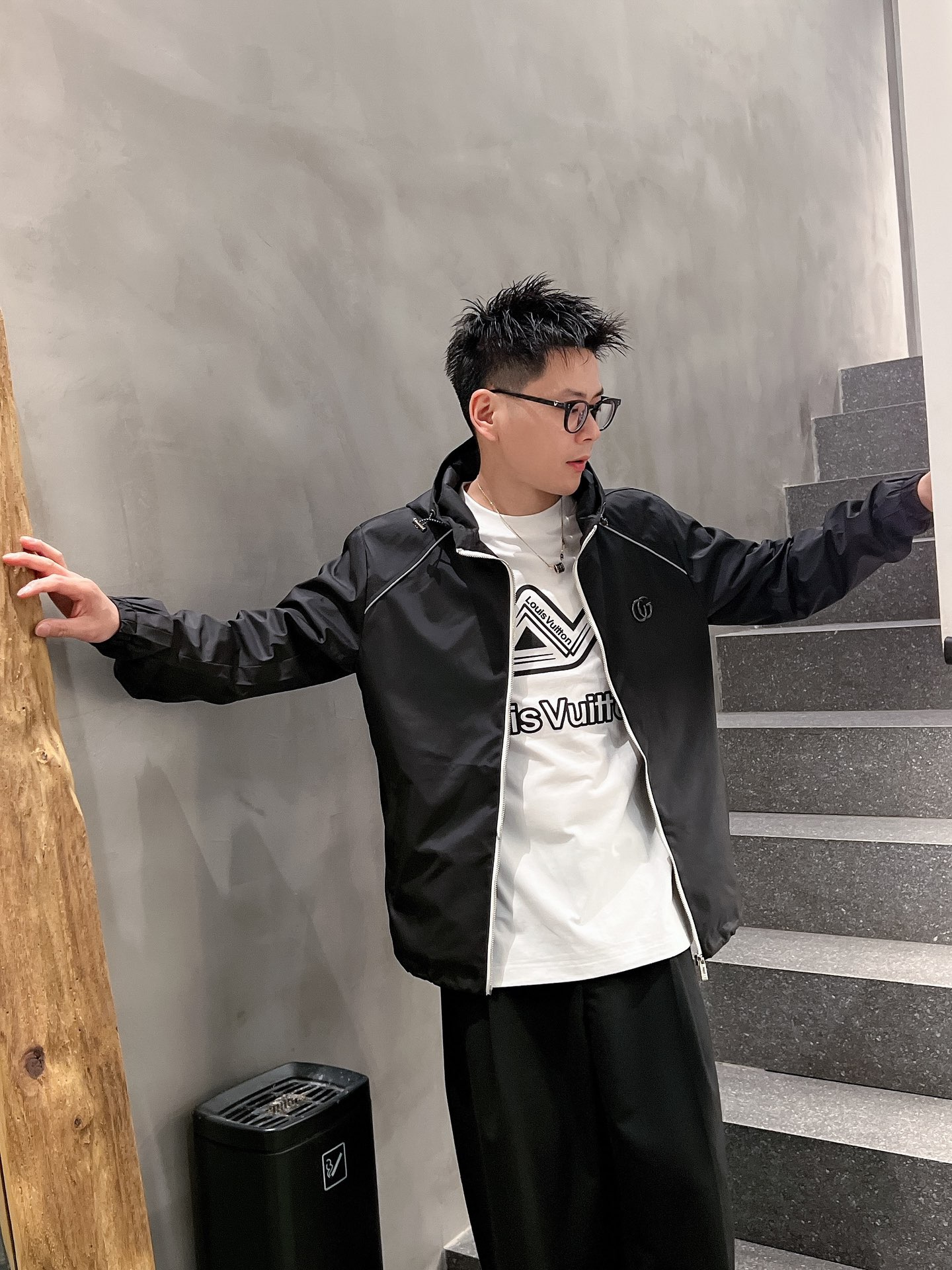 NO:572787,Gucci's new jackets, original products, fashionable jackets made of imported Italian fabrics. The European counters are synchronized, the upper body is more casual and generous, and the counter's original hardware is a new luxury and high-end customized accessory!  Luxurious brand-specific logo embellishment design, the highest quality shipments in the market, original accessories, the ultimate in luxury!  Soft and comfortable. The upper body is very handsome!  Suitable for any scene!  Size: M-3XL,,jackets & coats,jackets & coats,alexander wang19860909古奇新款夹克外套,原单狠货 意大利进口面料时尚夹克外套.欧洲专柜同步,上身更随意大方,专柜原版五金奢华高档定制配饰新作！奢华品牌特质logo点缀设计,市场最高品质出货、原版辅料,奢华极致！柔软舒适.上身爆帅！适合任意场景！码数:M-3XL,,jackets & coats,jackets & coats,alexander wang,Men's clothing