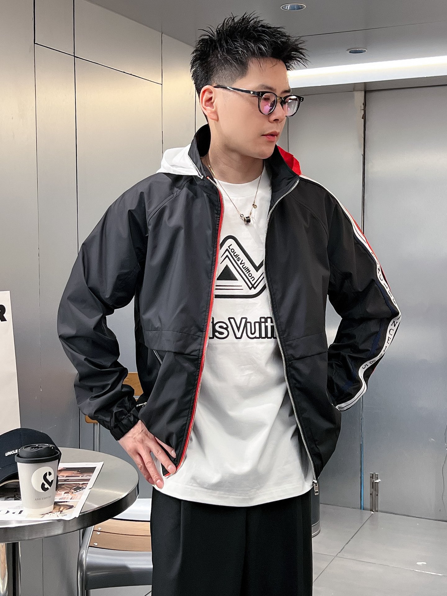 NO:572760,New Meng Mouth Jackets, Original Orders, Fashionable Jackets Made of Italian Imported Fabrics. The European counters are synchronized, the upper body is more casual and generous, the counters have original hardware, luxury high-end customized accessories, new works!  Luxurious brand-specific logo embellishment design, the highest quality shipments in the market, original accessories, the ultimate in luxury!  Soft and comfortable. The upper body is very handsome!  Suitable for any scene!  Size: M-3XL,,Moncler,jackets & coats,jackets & coats,alexander wang19860909蒙口新款夹克外套,原单狠货 意大利进口面料时尚夹克外套.欧洲专柜同步,上身更随意大方,专柜原版五金奢华高档定制配饰新作！奢华品牌特质logo点缀设计,市场最高品质出货、原版辅料,奢华极致！柔软舒适.上身爆帅！适合任意场景！码数:M-3XL,,Moncler,jackets & coats,jackets & coats,alexander wang,Men's clothing