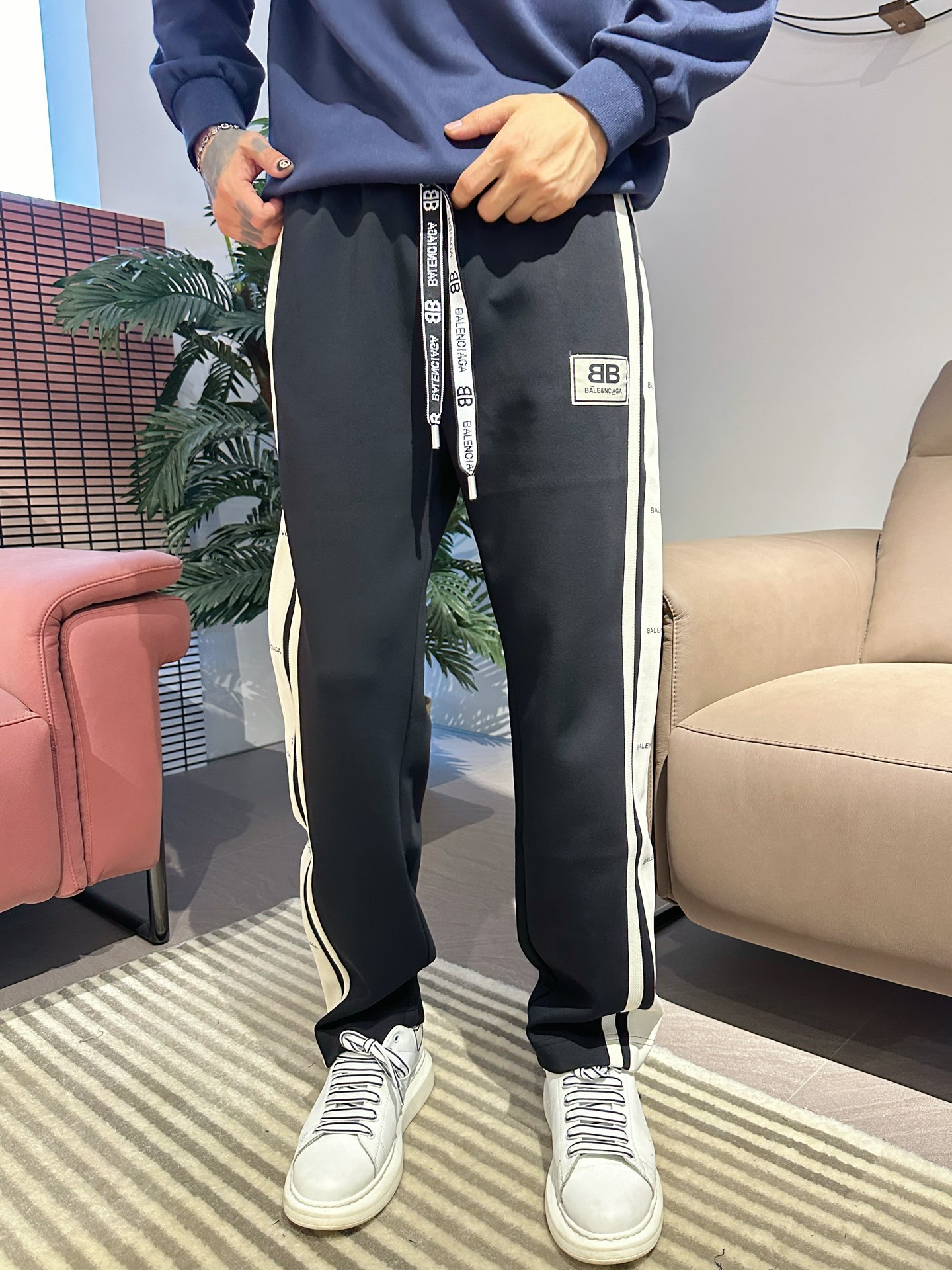 巴黎世家 顶级货品🐮 🆕2025秋冬新款休闲裤！官网同步发售。品牌经典LOGO休闲裤 ，定制面料，舒适度