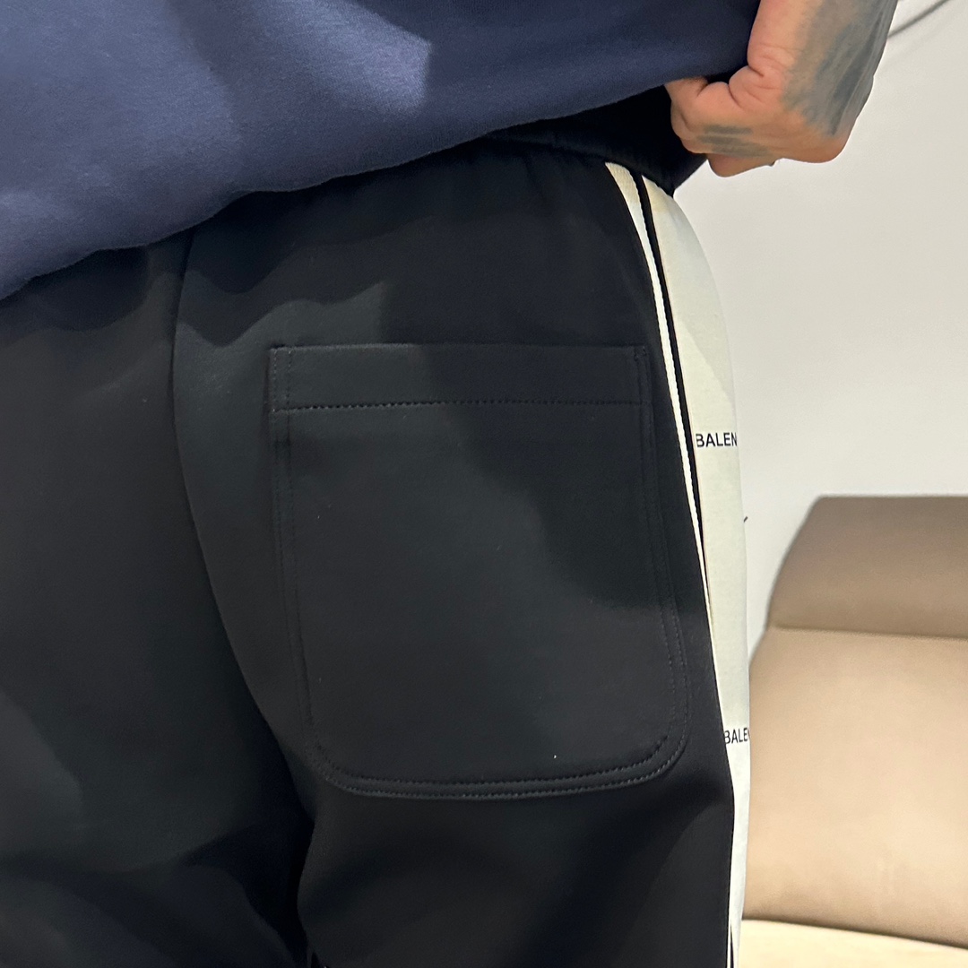 巴黎世家 顶级货品🐮 🆕2025秋冬新款休闲裤！官网同步发售。品牌经典LOGO休闲裤 ，定制面料，舒适度