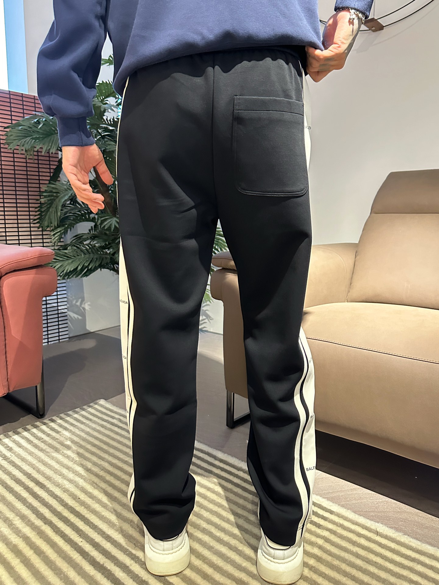 巴黎世家 顶级货品🐮 🆕2025秋冬新款休闲裤！官网同步发售。品牌经典LOGO休闲裤 ，定制面料，舒适度