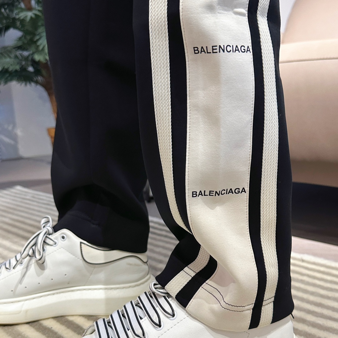 巴黎世家 顶级货品🐮 🆕2025秋冬新款休闲裤！官网同步发售。品牌经典LOGO休闲裤 ，定制面料，舒适度