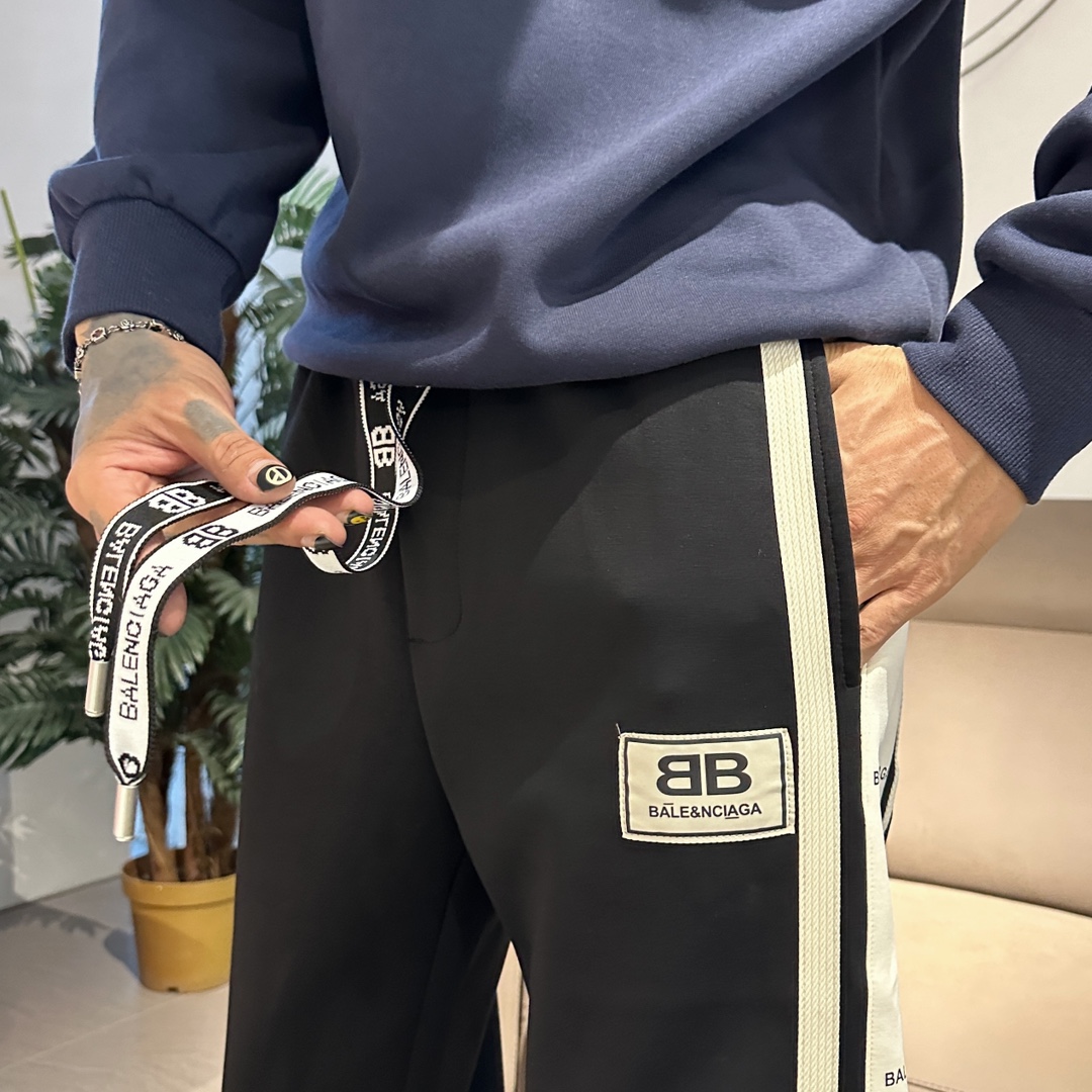 巴黎世家 顶级货品🐮 🆕2025秋冬新款休闲裤！官网同步发售。品牌经典LOGO休闲裤 ，定制面料，舒适度