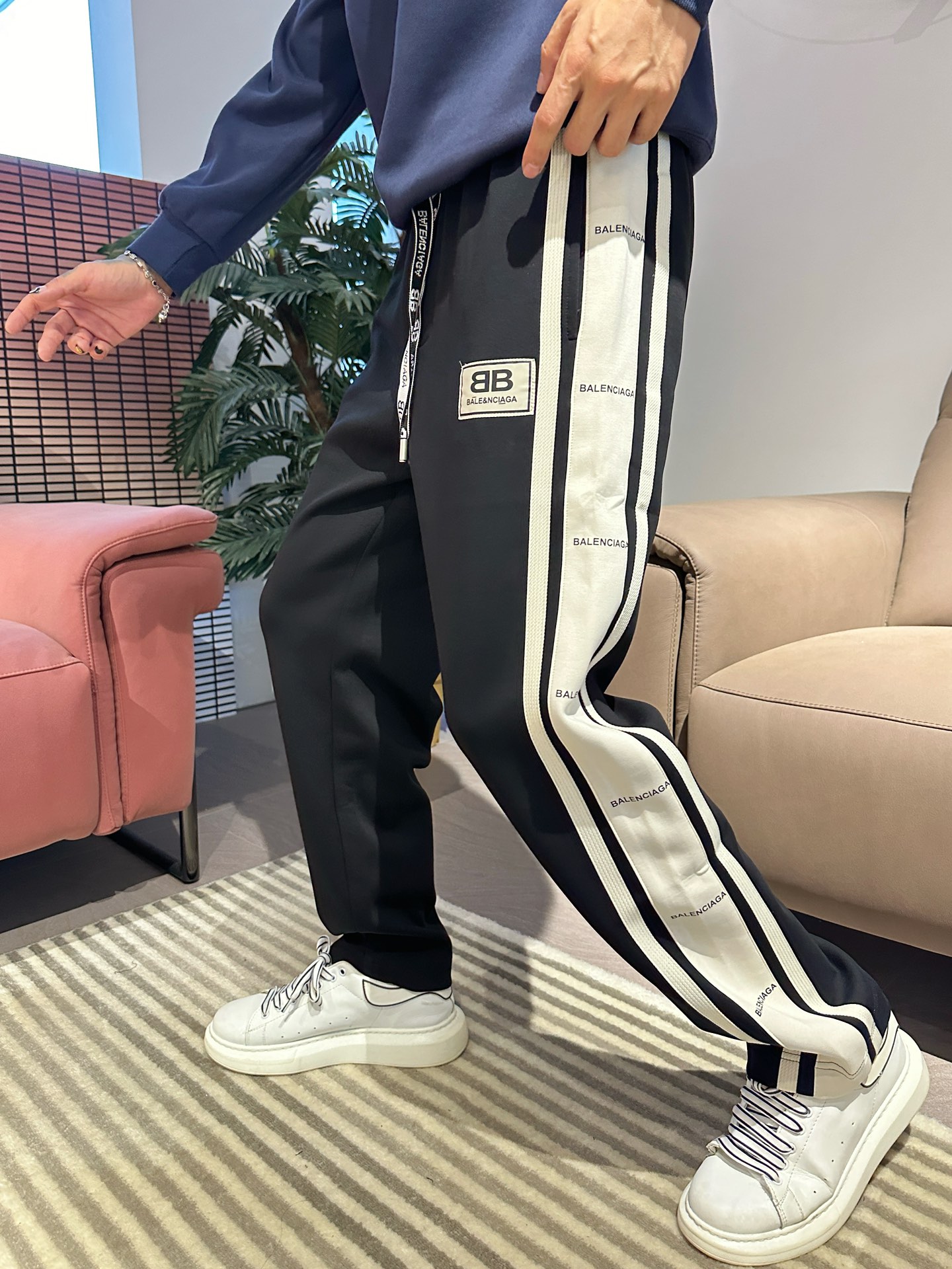 巴黎世家 顶级货品🐮 🆕2025秋冬新款休闲裤！官网同步发售。品牌经典LOGO休闲裤 ，定制面料，舒适度