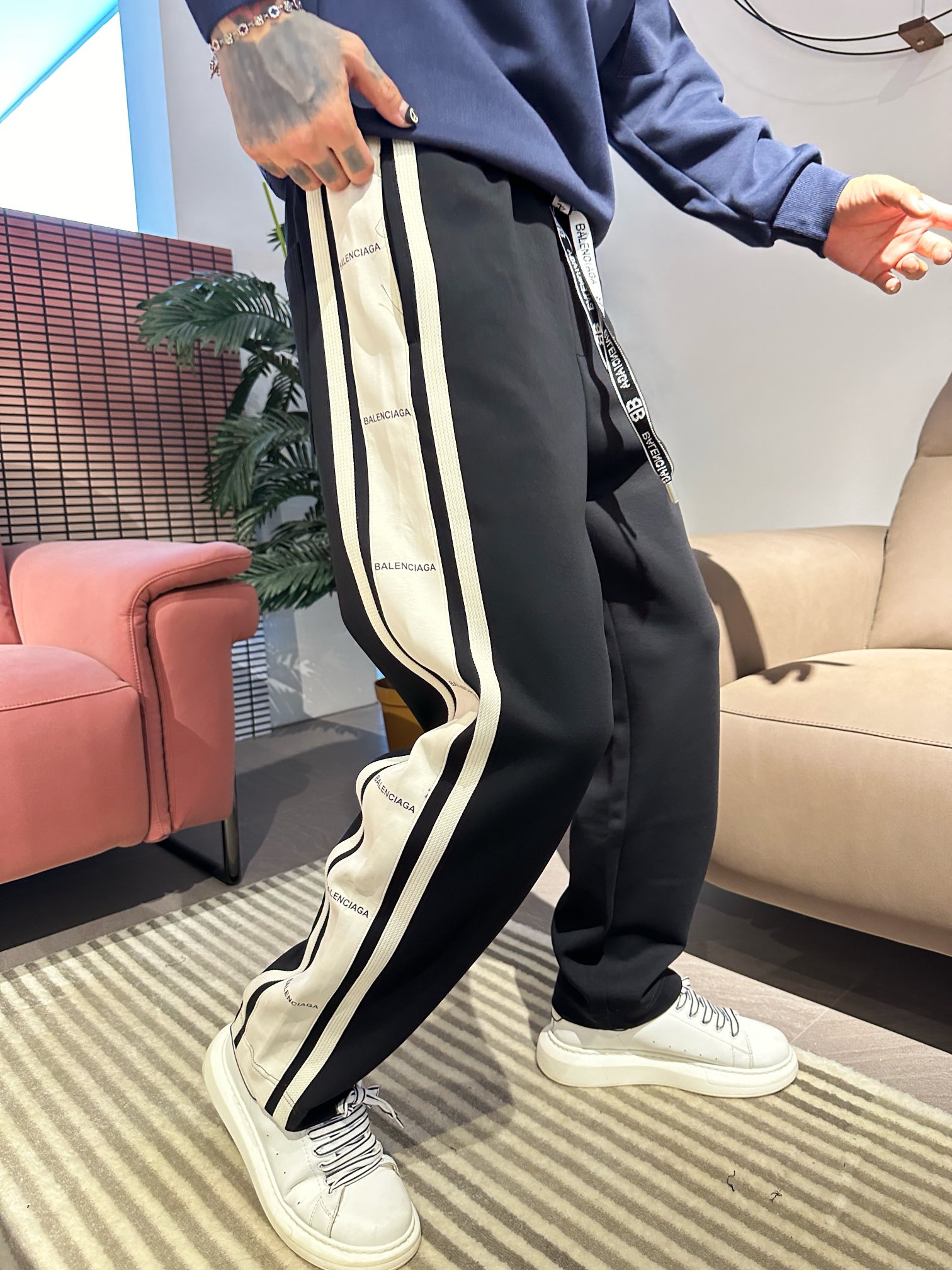 巴黎世家 顶级货品🐮 🆕2025秋冬新款休闲裤！官网同步发售。品牌经典LOGO休闲裤 ，定制面料，舒适度