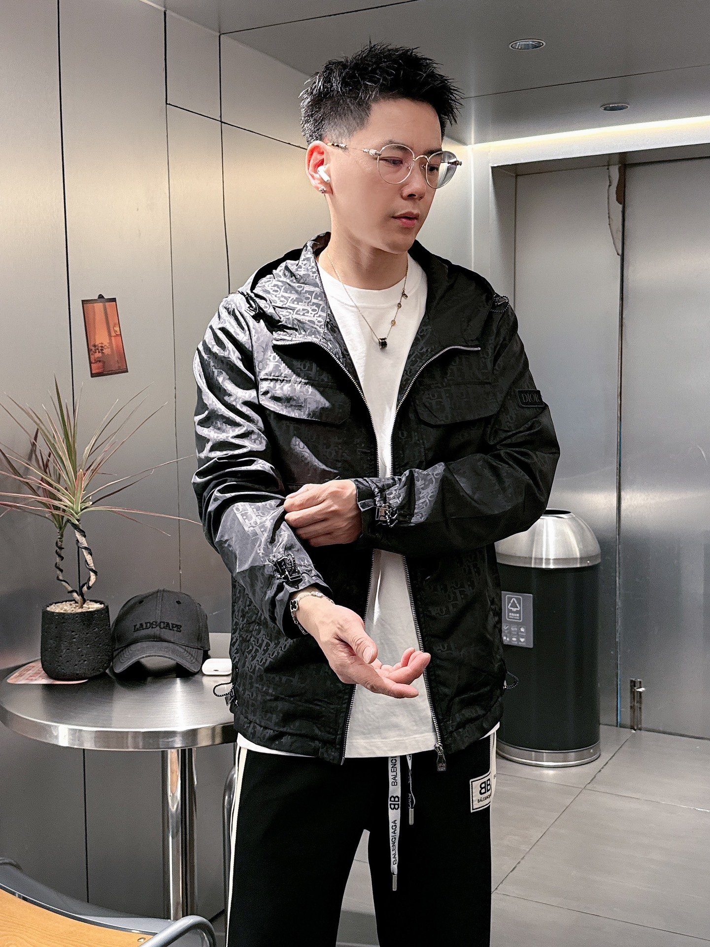 NO:572756,Dior's new jacket, original order, fashionable jacket made of imported Italian fabrics. The European counters are synchronized, the upper body is more casual and generous, the counter's original hardware is a new luxury high-end customized accessory!  Luxurious brand-specific logo embellishment design, the highest quality shipments in the market, original accessories, the ultimate in luxury!  Soft and comfortable. The upper body is very handsome!  Suitable for any scene!  Size: M-3XL,,dior,jackets & coats,jackets & coats,alexander wang19860909迪奥新款夹克外套,原单狠货 意大利进口面料时尚夹克外套.欧洲专柜同步,上身更随意大方,专柜原版五金奢华高档定制配饰新作！奢华品牌特质logo点缀设计,市场最高品质出货、原版辅料,奢华极致！柔软舒适.上身爆帅！适合任意场景！码数:M-3XL,,dior,jackets & coats,jackets & coats,alexander wang,Men's clothing