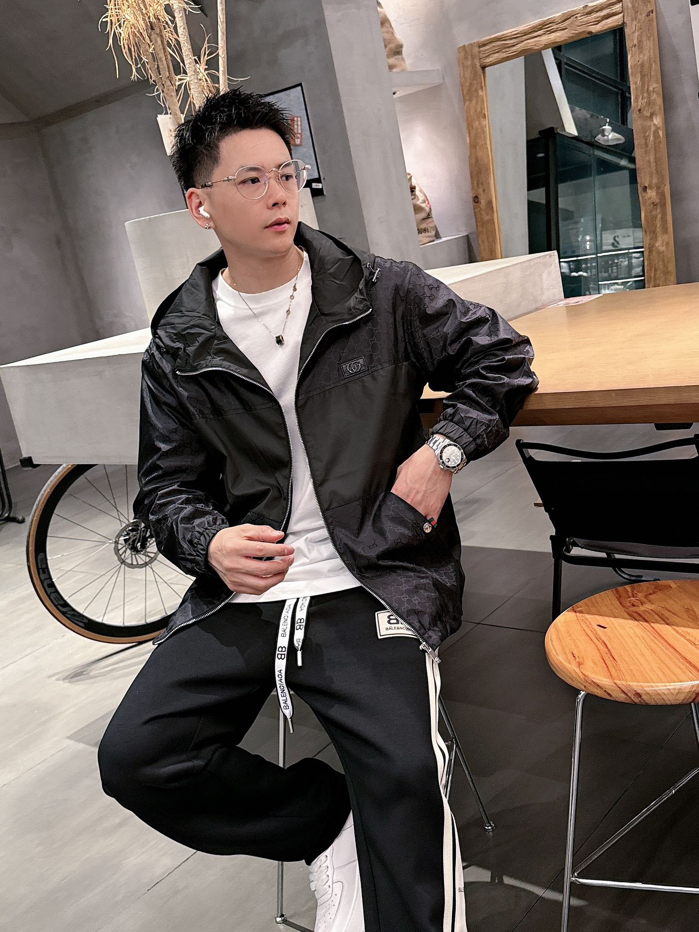 NO:572782,Gucci's new jackets, original products, fashionable jackets made of imported Italian fabrics. The European counters are synchronized, the upper body is more casual and generous, and the counter's original hardware is a new luxury and high-end customized accessory!  Luxurious brand-specific logo embellishment design, the highest quality shipments in the market, original accessories, the ultimate in luxury!  Soft and comfortable. The upper body is very handsome!  Suitable for any scene!  Size: M-3XL,,jackets & coats,jackets & coats,alexander wang19860909古奇新款夹克外套,原单狠货 意大利进口面料时尚夹克外套.欧洲专柜同步,上身更随意大方,专柜原版五金奢华高档定制配饰新作！奢华品牌特质logo点缀设计,市场最高品质出货、原版辅料,奢华极致！柔软舒适.上身爆帅！适合任意场景！码数:M-3XL,,jackets & coats,jackets & coats,alexander wang,Men's clothing