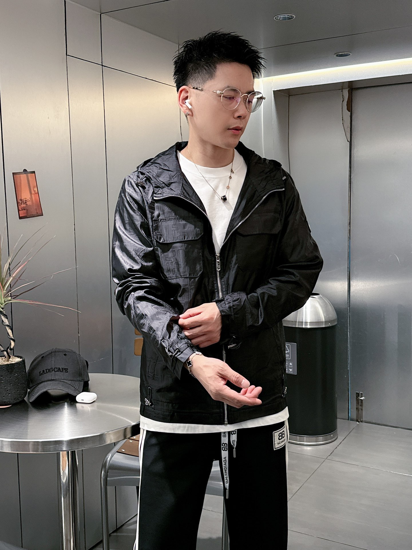 NO:572762,Fendi's new jackets, original products, fashionable jackets made of imported Italian fabrics. The European counters are synchronized, the upper body is more casual and generous, and the counter's original hardware is a new luxury high-end customized accessory!  Luxurious brand-specific logo embellishment design, the highest quality shipments in the market, original accessories, the ultimate in luxury!  Soft and comfortable. The upper body is very handsome!  Suitable for any scene!  Size: M-3XL,,fendi,jackets & coats,jackets & coats,alexander wang19860909芬迪新款夹克外套,原单狠货 意大利进口面料时尚夹克外套.欧洲专柜同步,上身更随意大方,专柜原版五金奢华高档定制配饰新作！奢华品牌特质logo点缀设计,市场最高品质出货、原版辅料,奢华极致！柔软舒适.上身爆帅！适合任意场景！码数:M-3XL,,fendi,jackets & coats,jackets & coats,alexander wang,Men's clothing