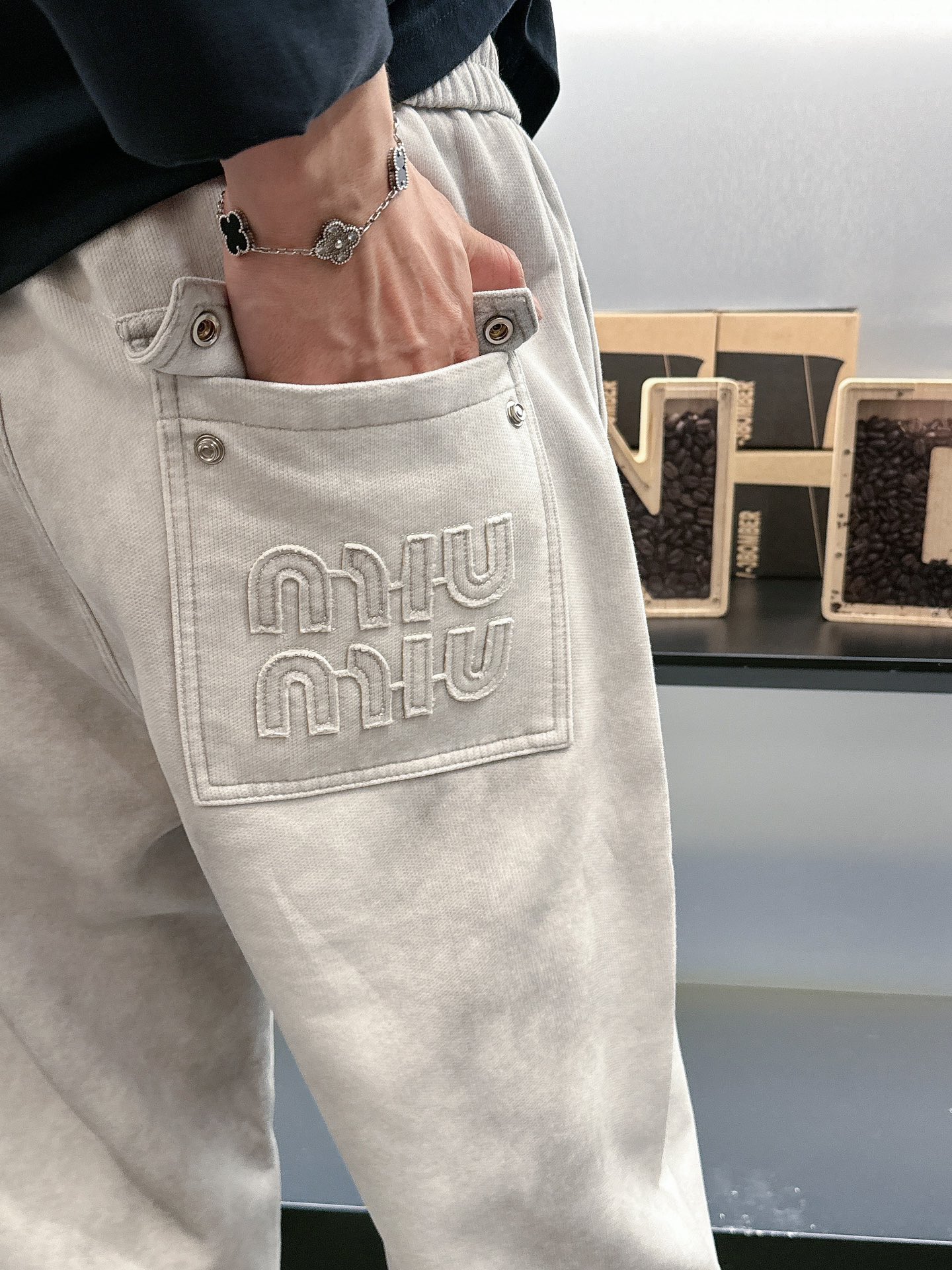 “2025 Spring & Summer P600 MIU Leisure Pants: Custom Fabrics, Great Comfort, Classic Logo” - 图片 7
