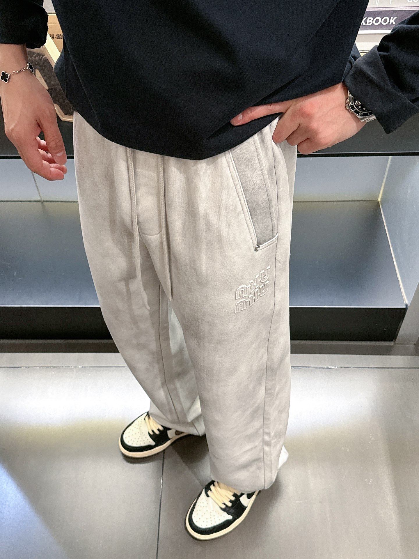 “2025 Spring & Summer P600 MIU Leisure Pants: Custom Fabrics, Great Comfort, Classic Logo” - 图片 8